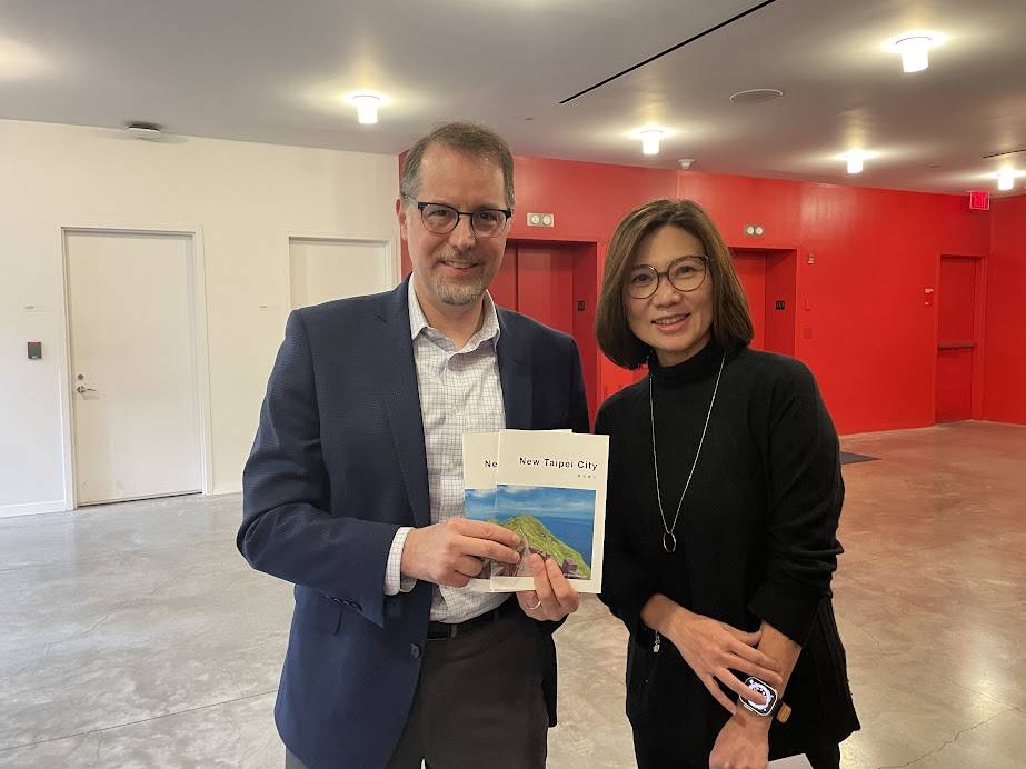Jao Ching-Yu, the Director of New Taipei City Secretariat, was photographed with Mark Levine, the Manhattan Borough President, during Recycling Day.