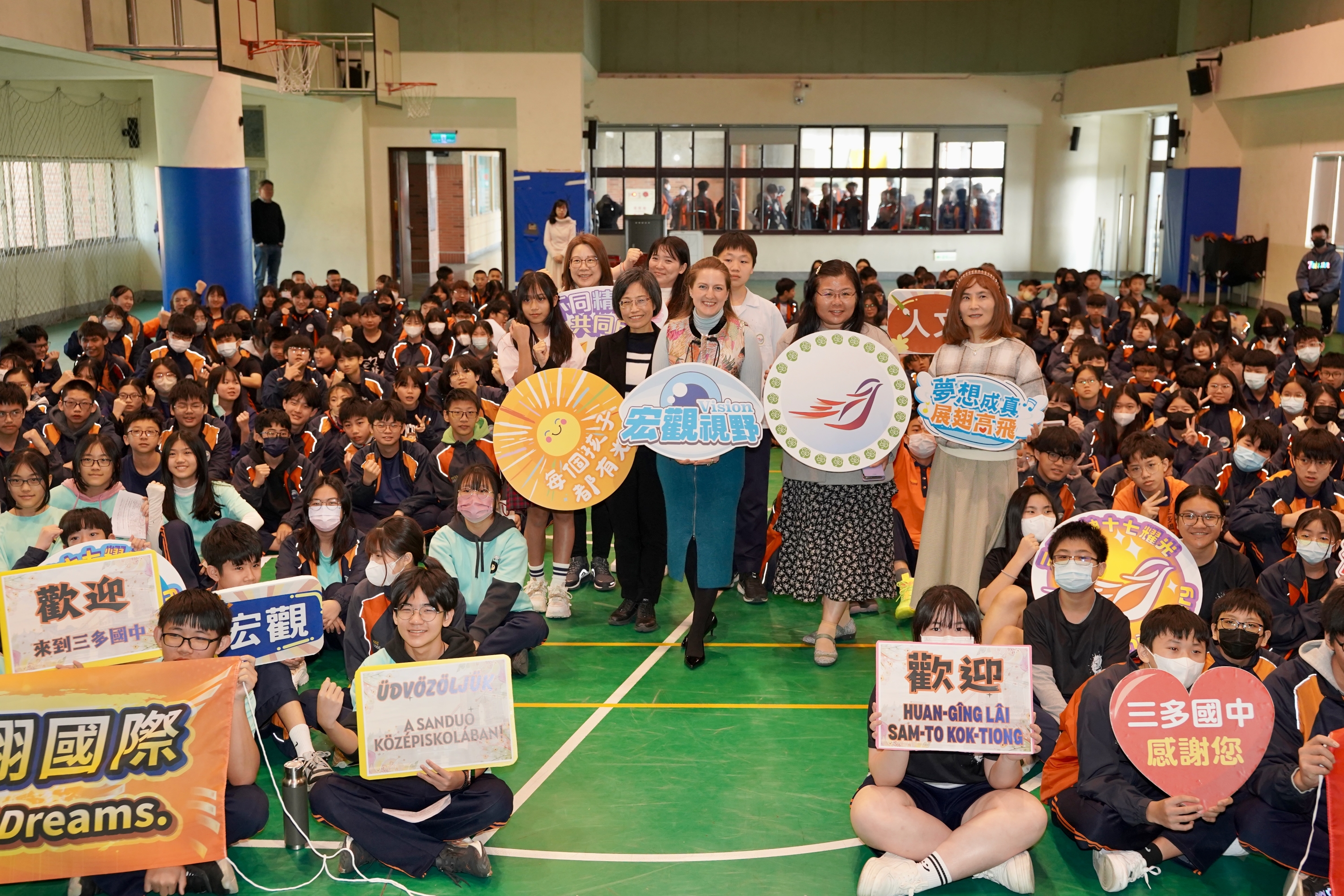 Tamara Vér together with teachers and students of Sanduo Junior High School.