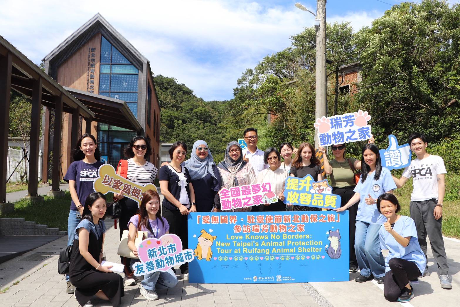 代表處外交官員合影留念