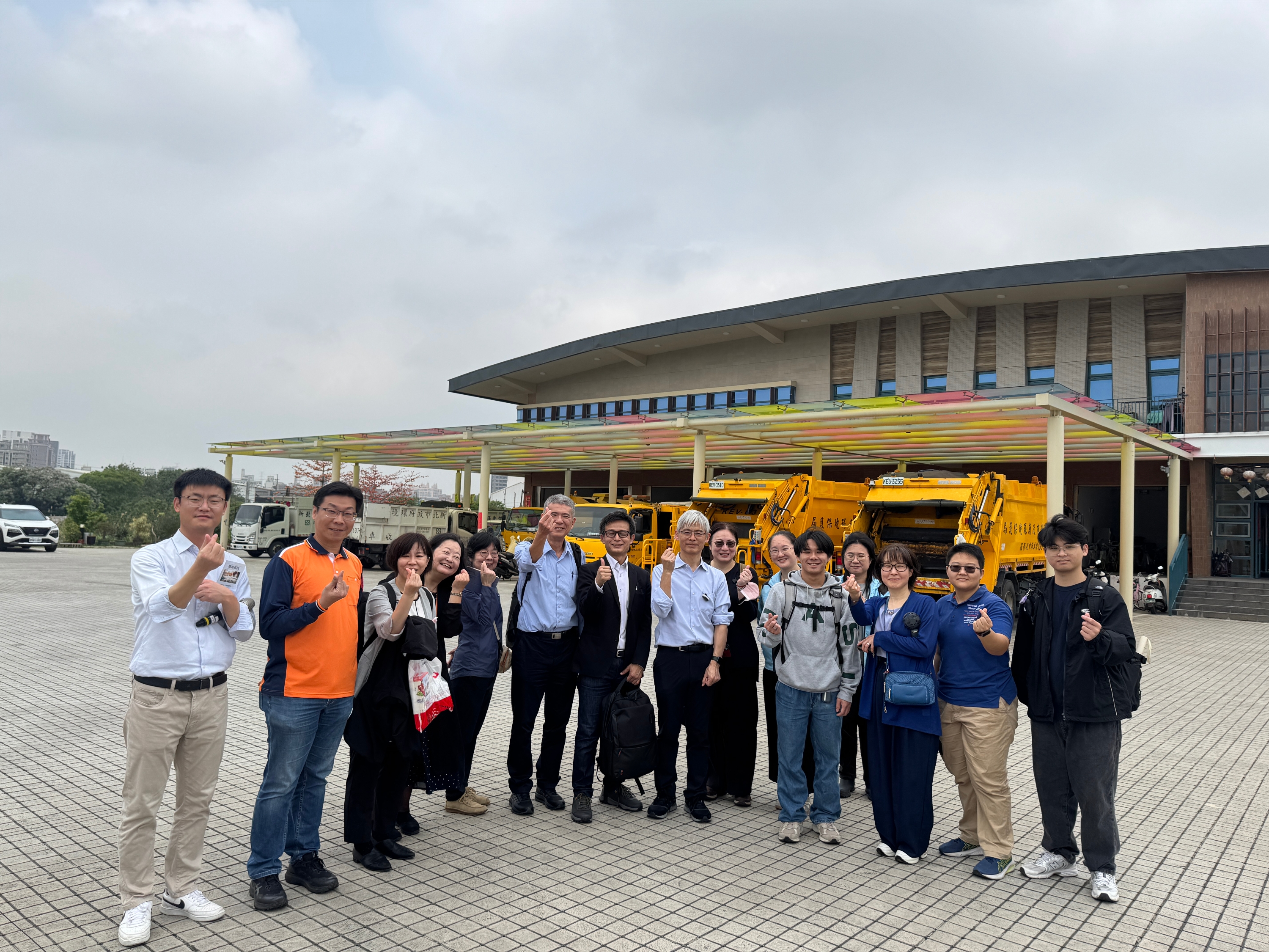 來自日本的8位學者專家於24日至新北市環保局鶯歌區清潔隊參訪新北市循環經濟實績