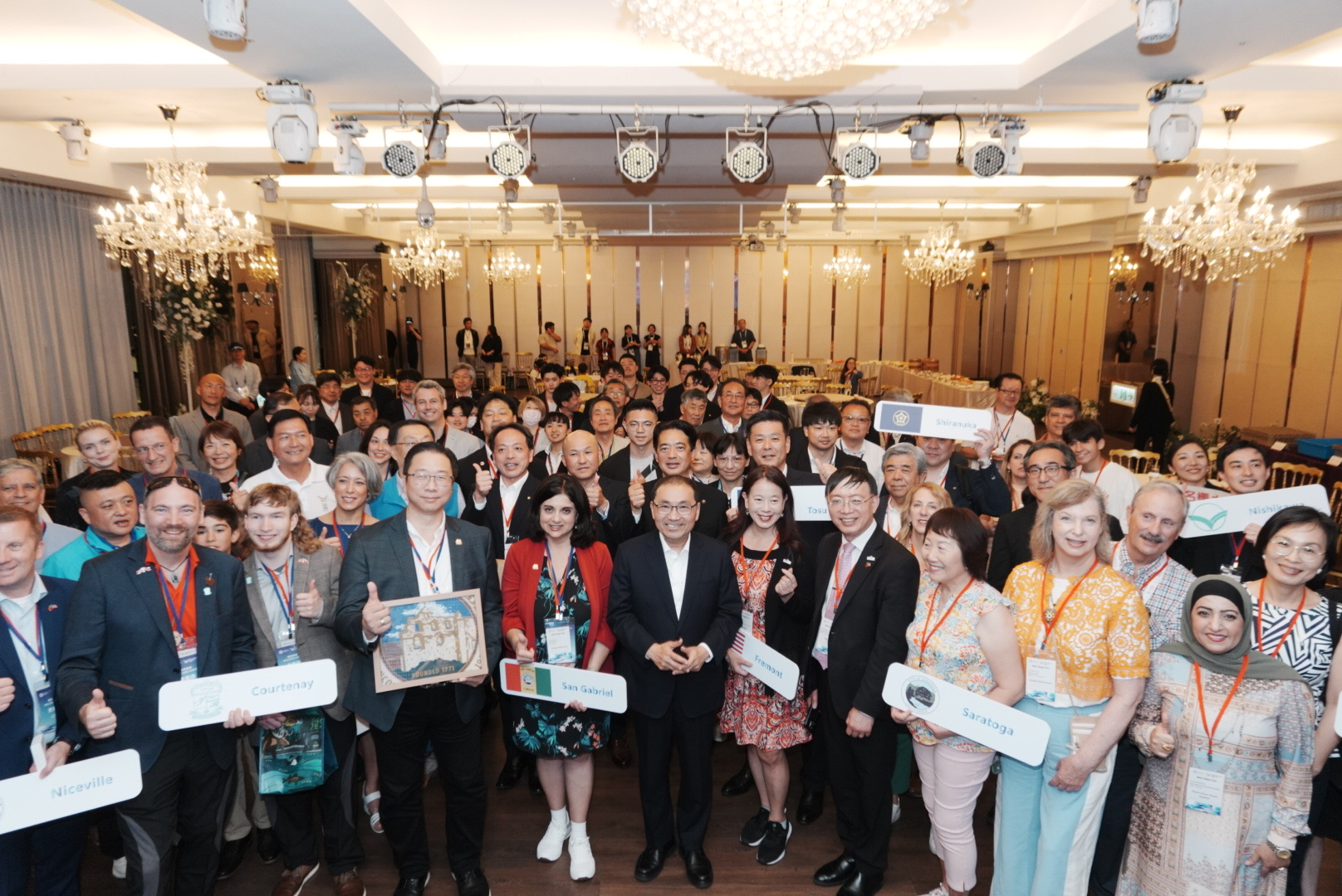 Mayor Hou Yu-ih with international visitors.