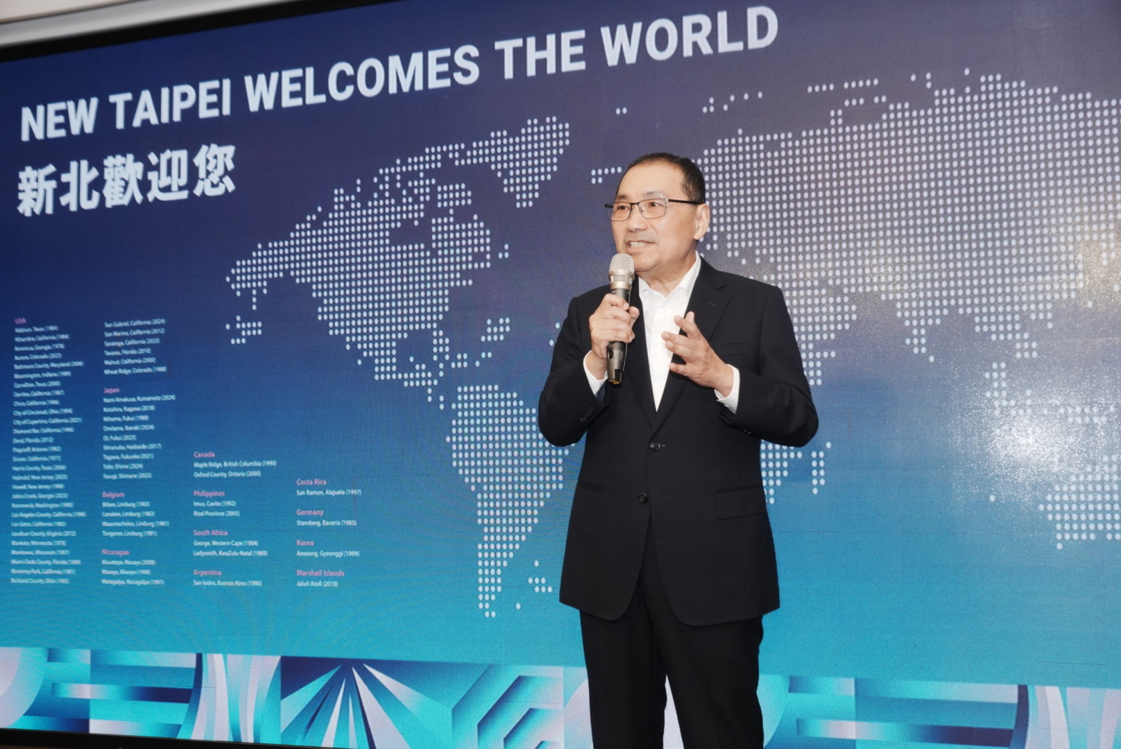 Mayor Hou Yu-ih hosts the tea party and thanks international guests for supporting the WMG 2025