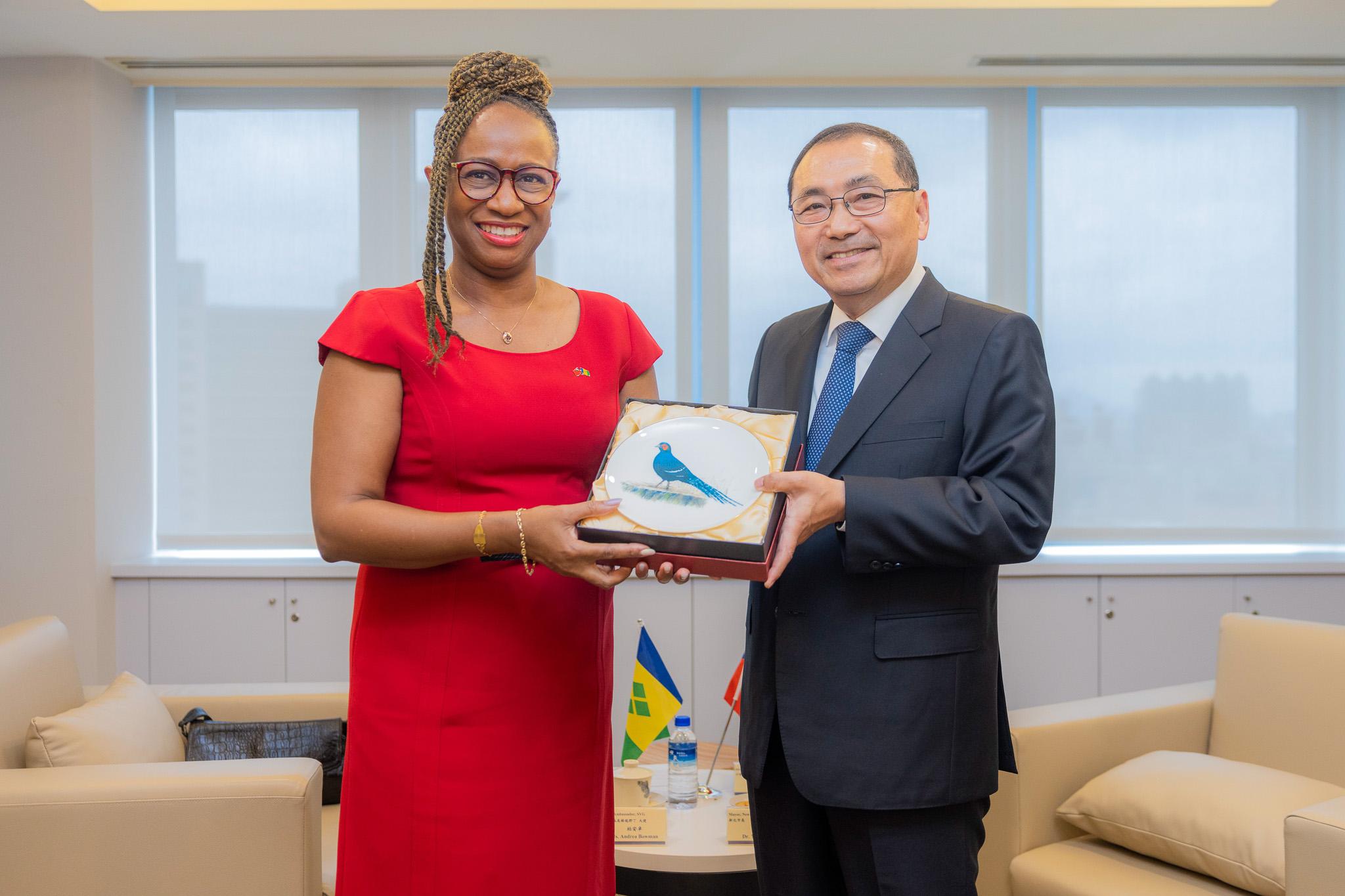 Mayor Hou Yu-ih (right) presents a transcription disk of a bird species unique to Taiwan to Ambassador Bowman.