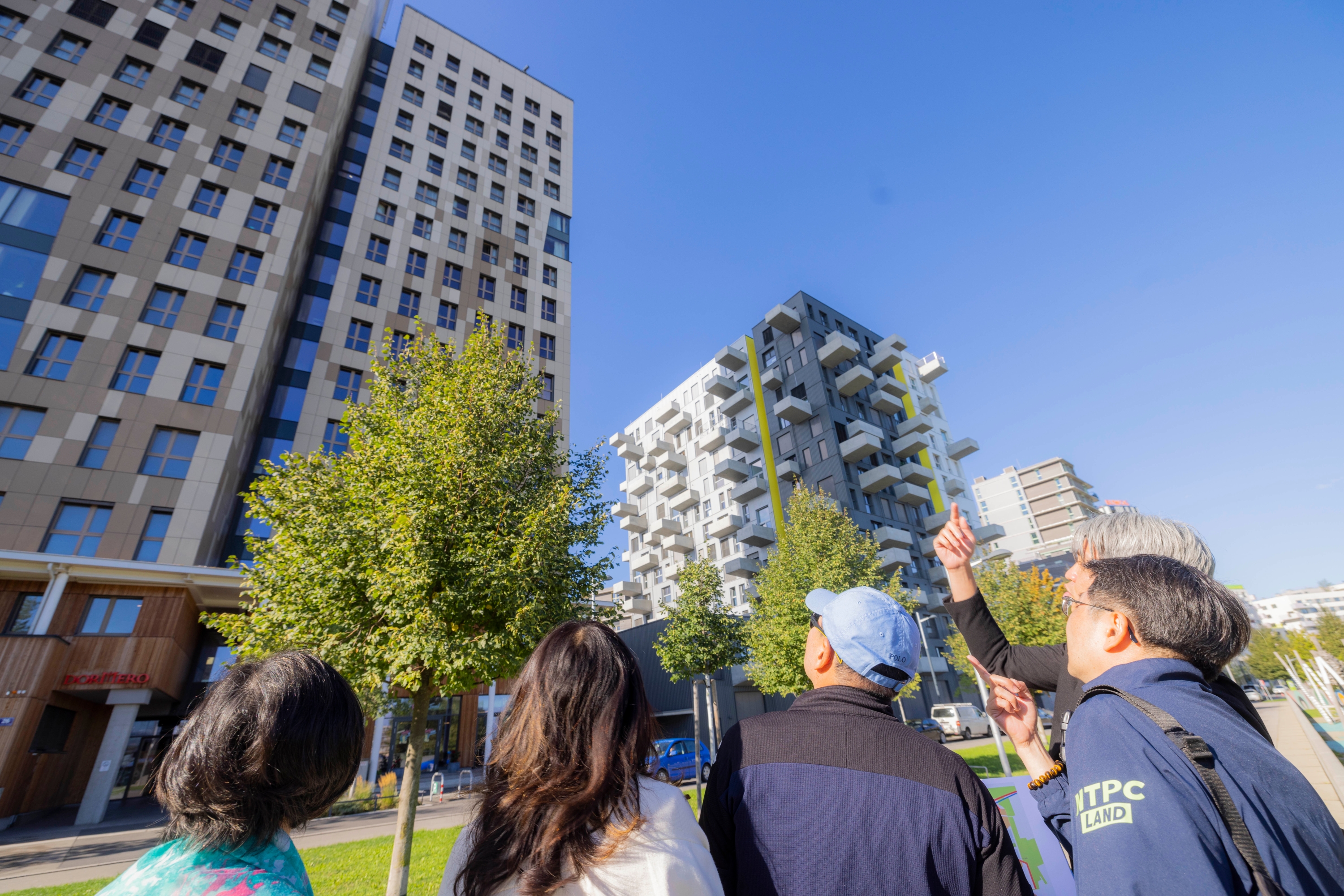侯友宜指出,阿斯朋湖城與新北市新泰塭仔圳的開發背景相近,塭仔圳亦配合機捷、輕軌交通發展,重整路網,規劃住商用地、學校、公園、醫院及社宅