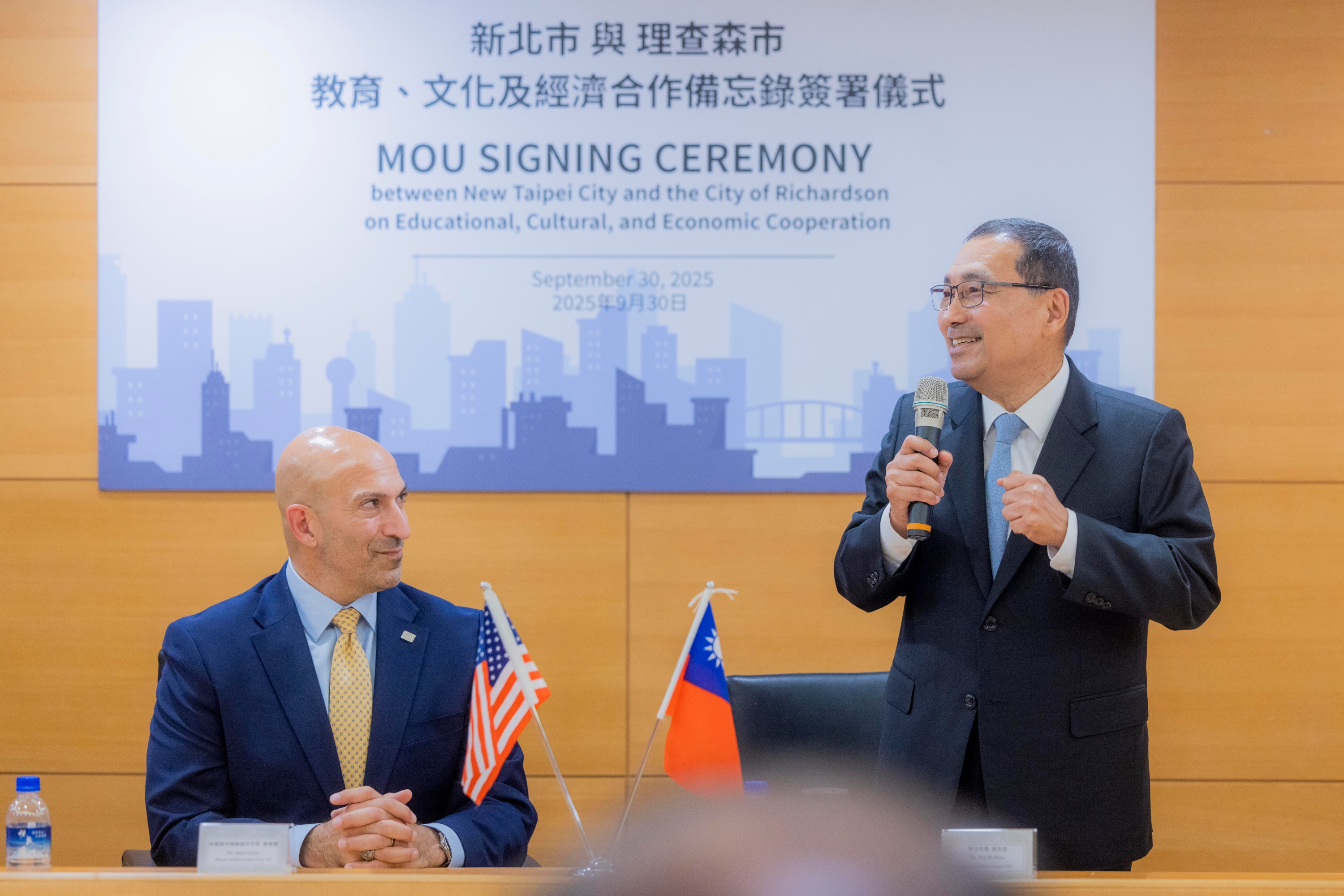 Mayor Hou Yu-ih delivers his remarks, joined by Mayor Amir Omar of Richardson (left).