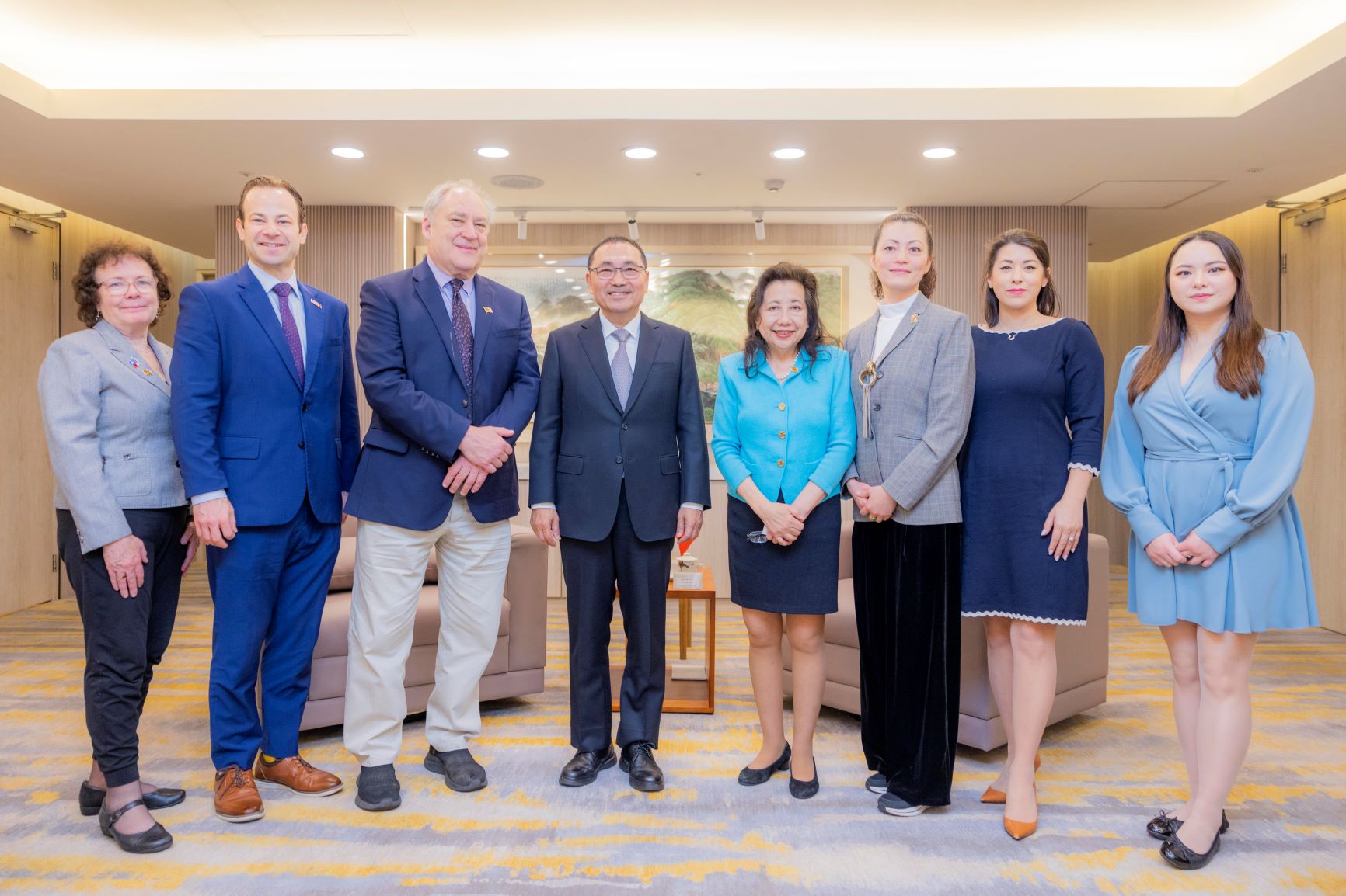 侯市長與訪團合影