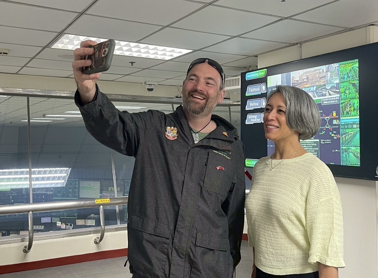 Acting Mayor of Richmond Alexa Loo and Mayor Bob Wells of Courtenay , Canada