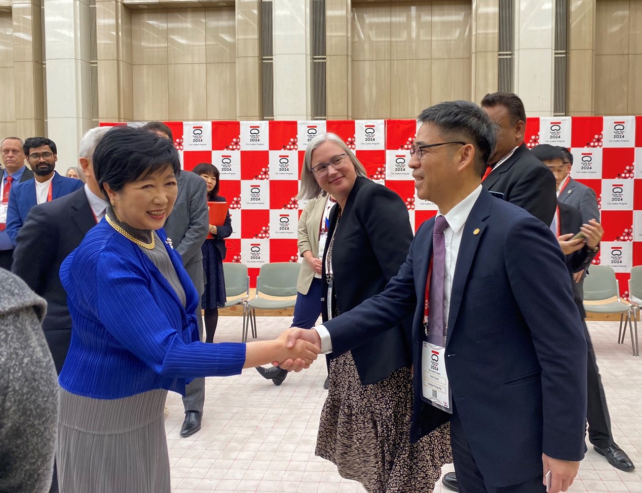 副秘書長柯慶忠(右)與東京都知事小池百合子(左)致意交流。.jpg