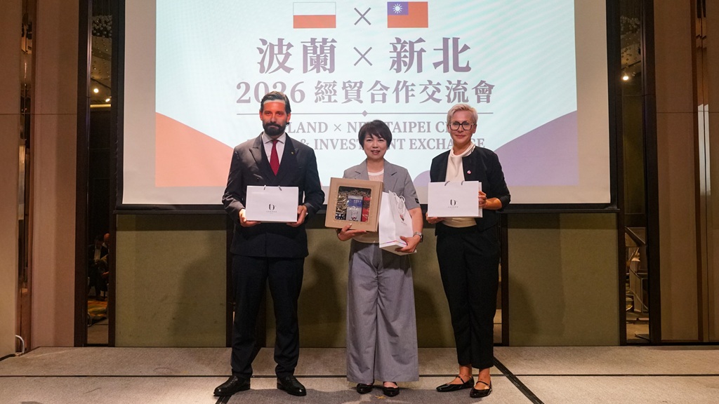 副秘書長龔雅雯與波蘭代表相互贈禮，象徵雙方深化交流、攜手拓展合作情誼