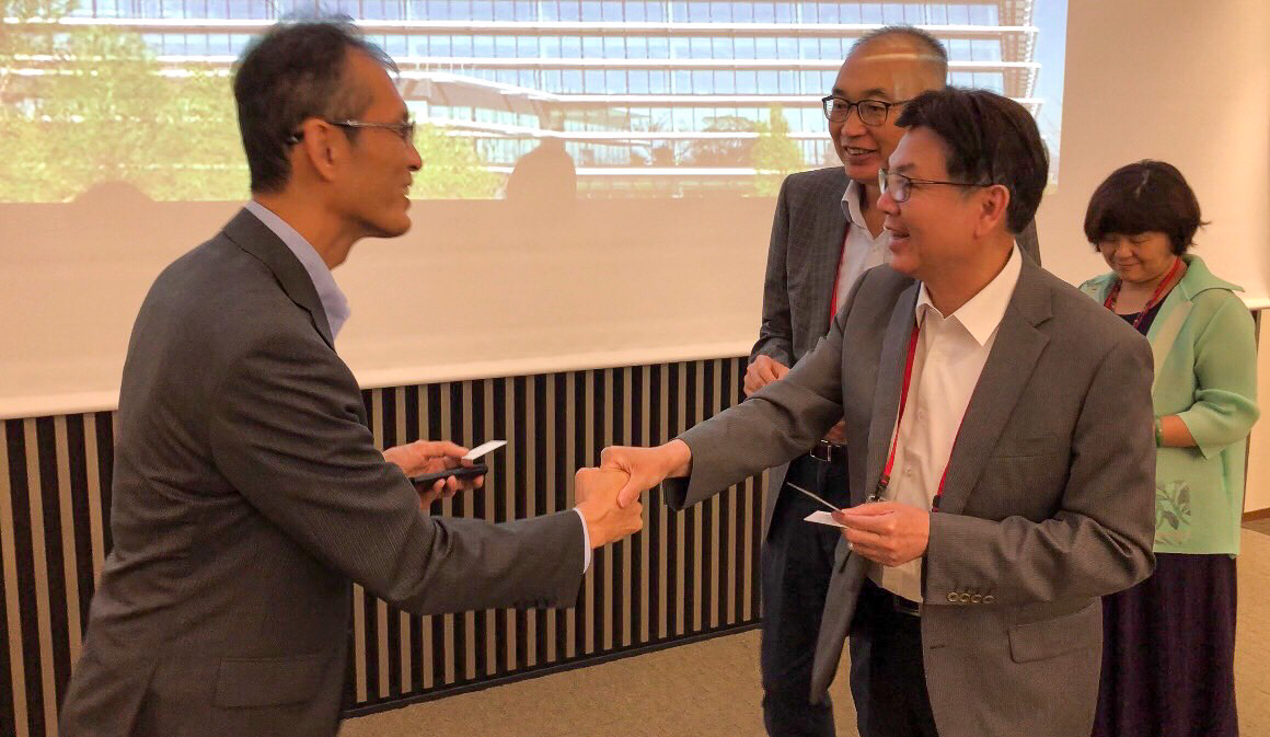 劉和然副市長與工策會謝政達總幹事、經發局長何怡明與大金TIC中心長米田裕二熱情互動，並積極介紹新北投資環境