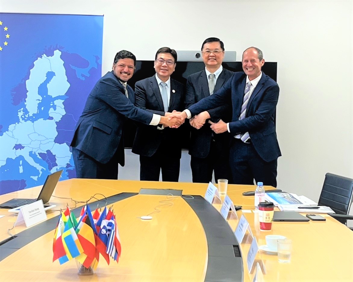 Deputy Mayor Liu (second from left) with Head of Office Lutz Güllner (first from right), IURC Team Leader Pablo Gándara