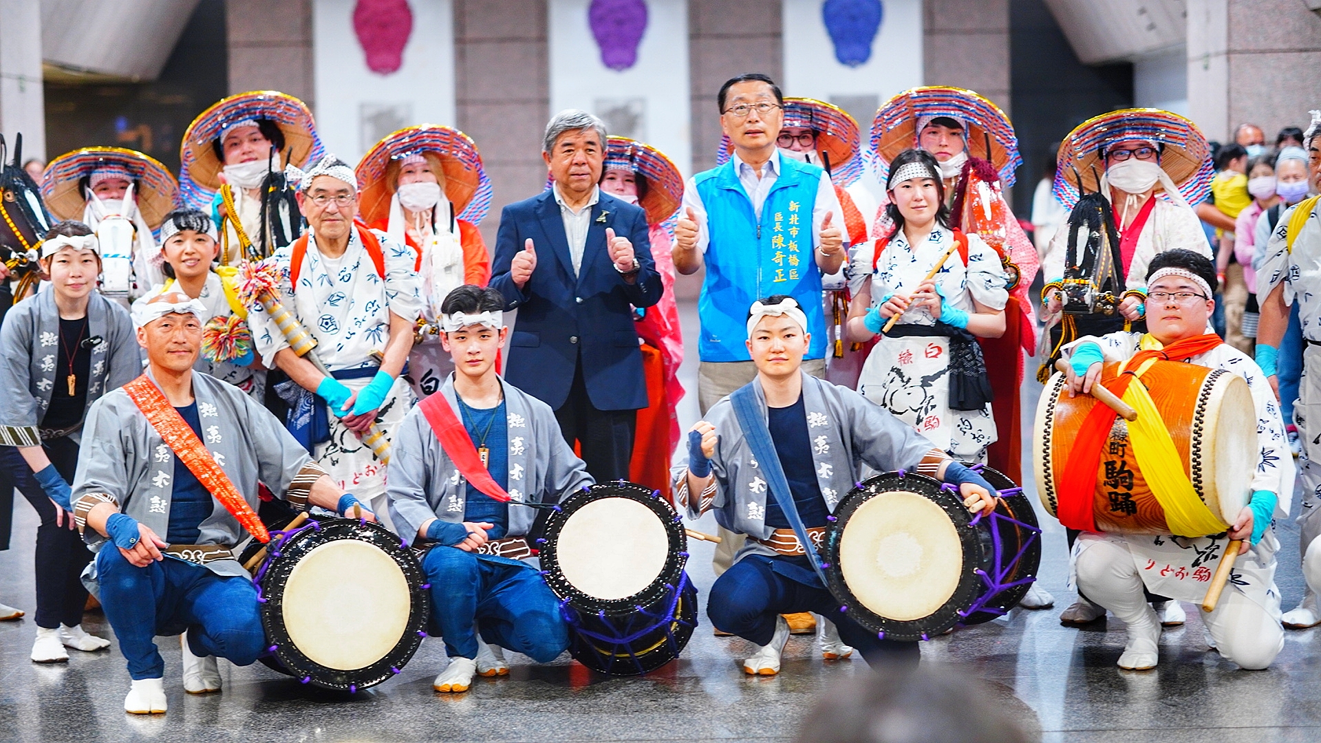 The Shiranuka delegation from Hokkaido performs the Shiranuka koma odori at Banqiao Station