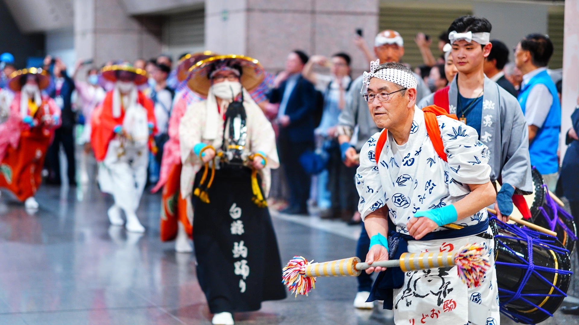 The Shiranuka delegation from Hokkaido delivering an incredible horse dance performance at Banqiao station.