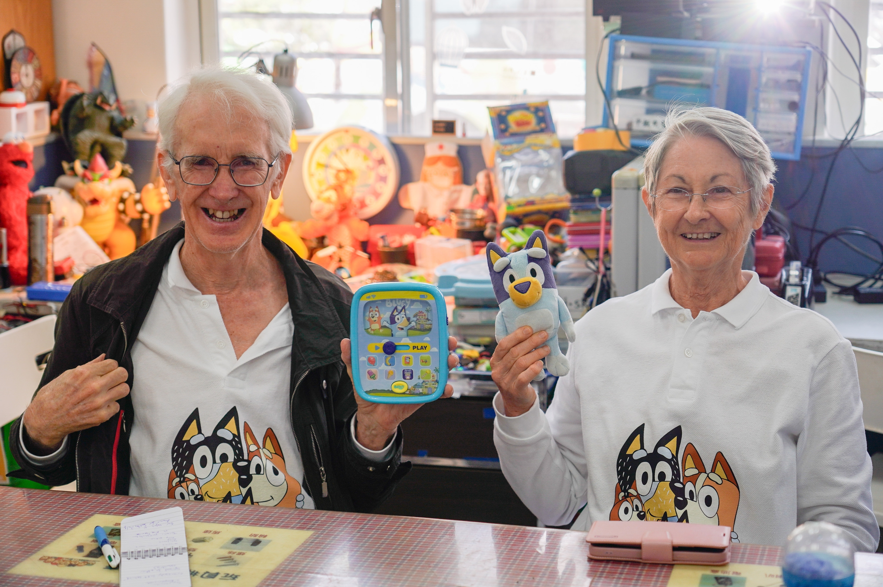 參訪團Robyn和+Steven+Davis夫婦穿著澳洲《妙妙犬布麗》的T恤