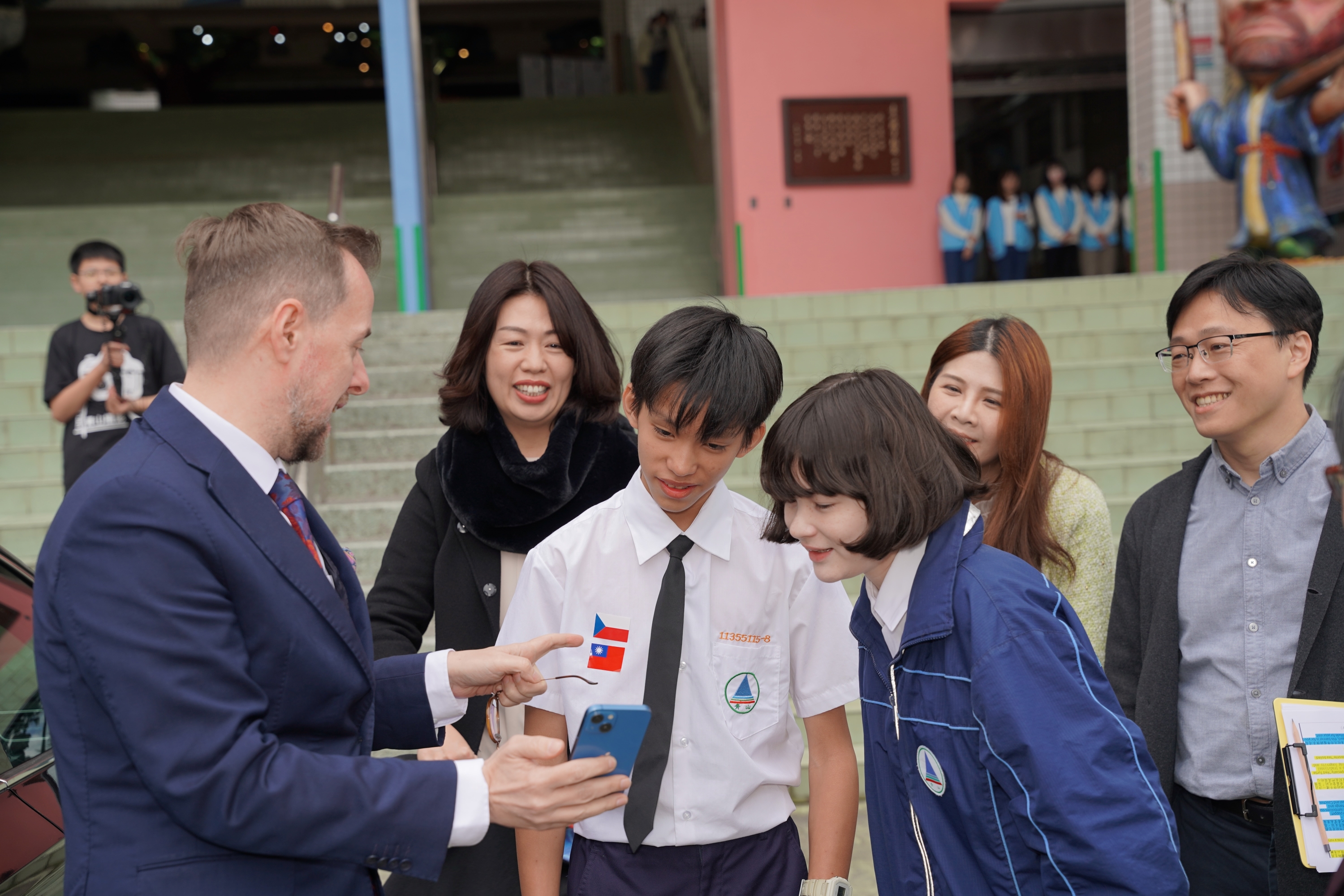 David Steinke interacts enthusiastically with students from Qingshan Elementary and Junior High School.