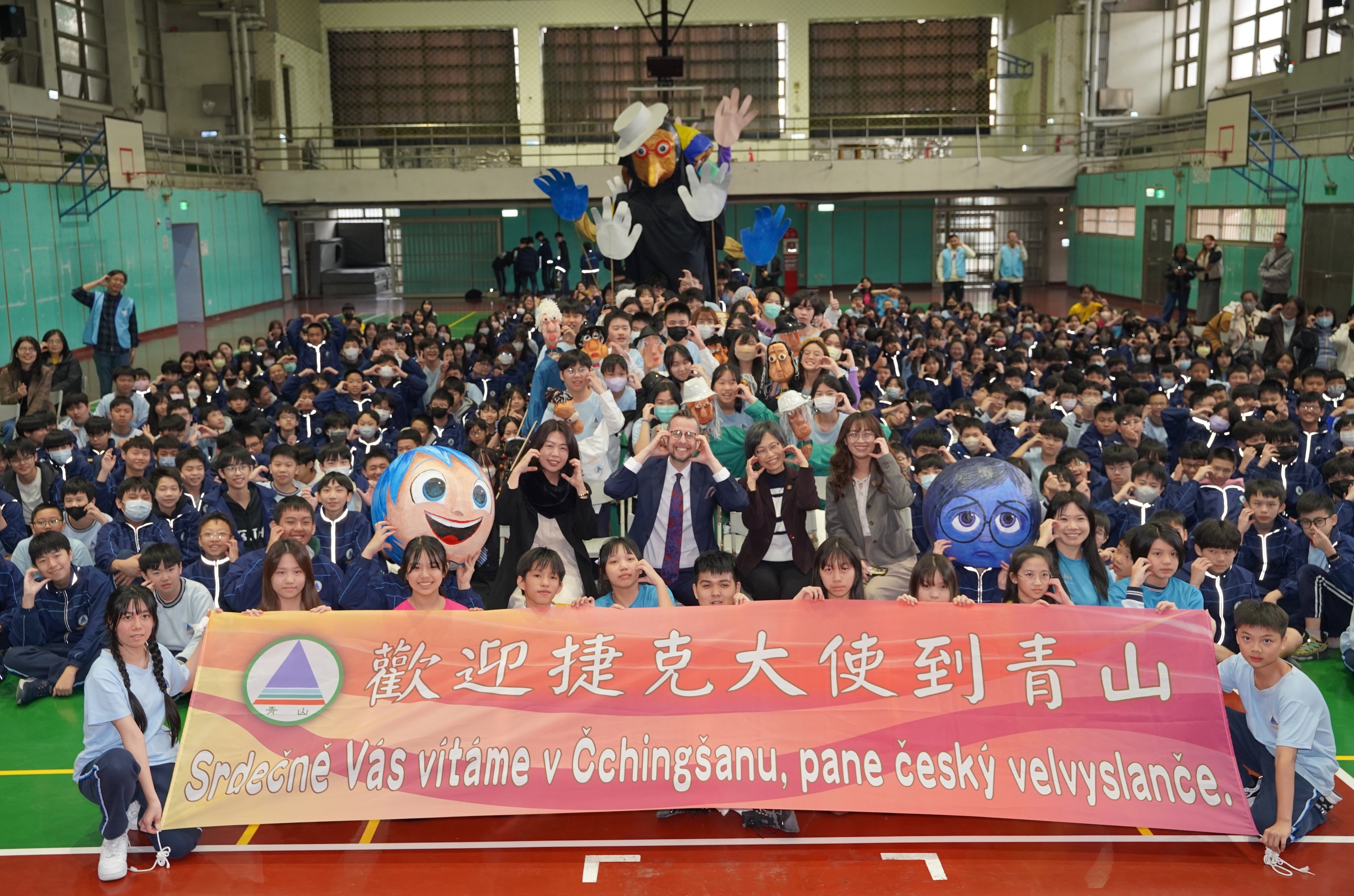 David Steinke with teachers and students of Qingshan Elementary and Junior High School.