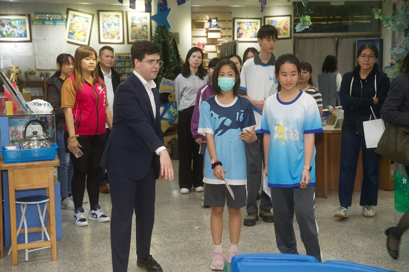 Students from Tucheng Junior High School introduce their unique library to Deputy Representative Temple and exchange ideas.