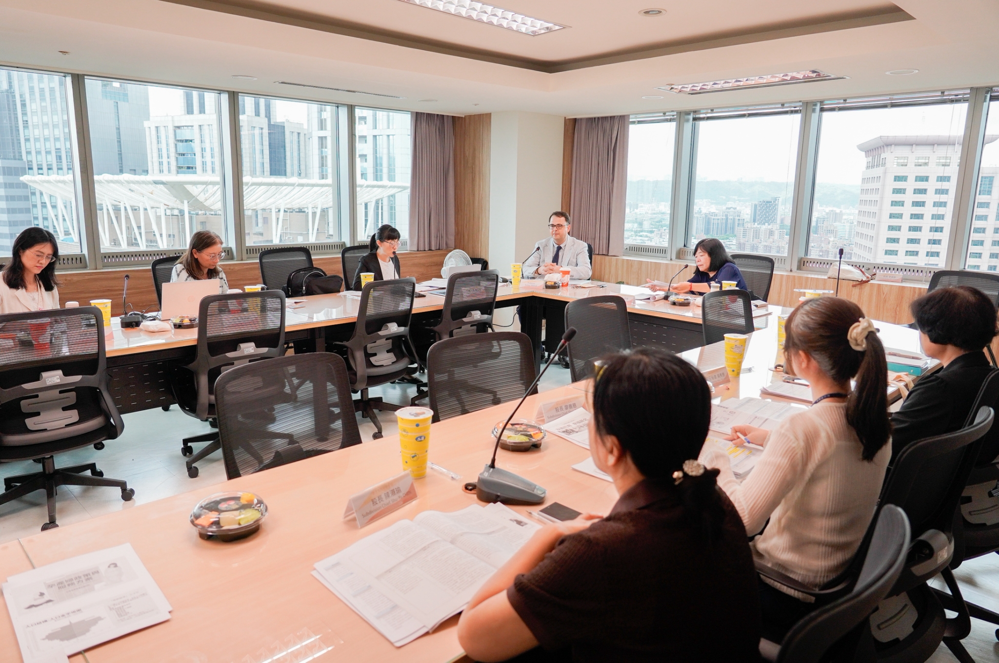 土耳其安卡拉大學人文社會科學院社會系人口政策專家Sutay+YAVUZ教授(中),於日前拜訪新北市並進行交流