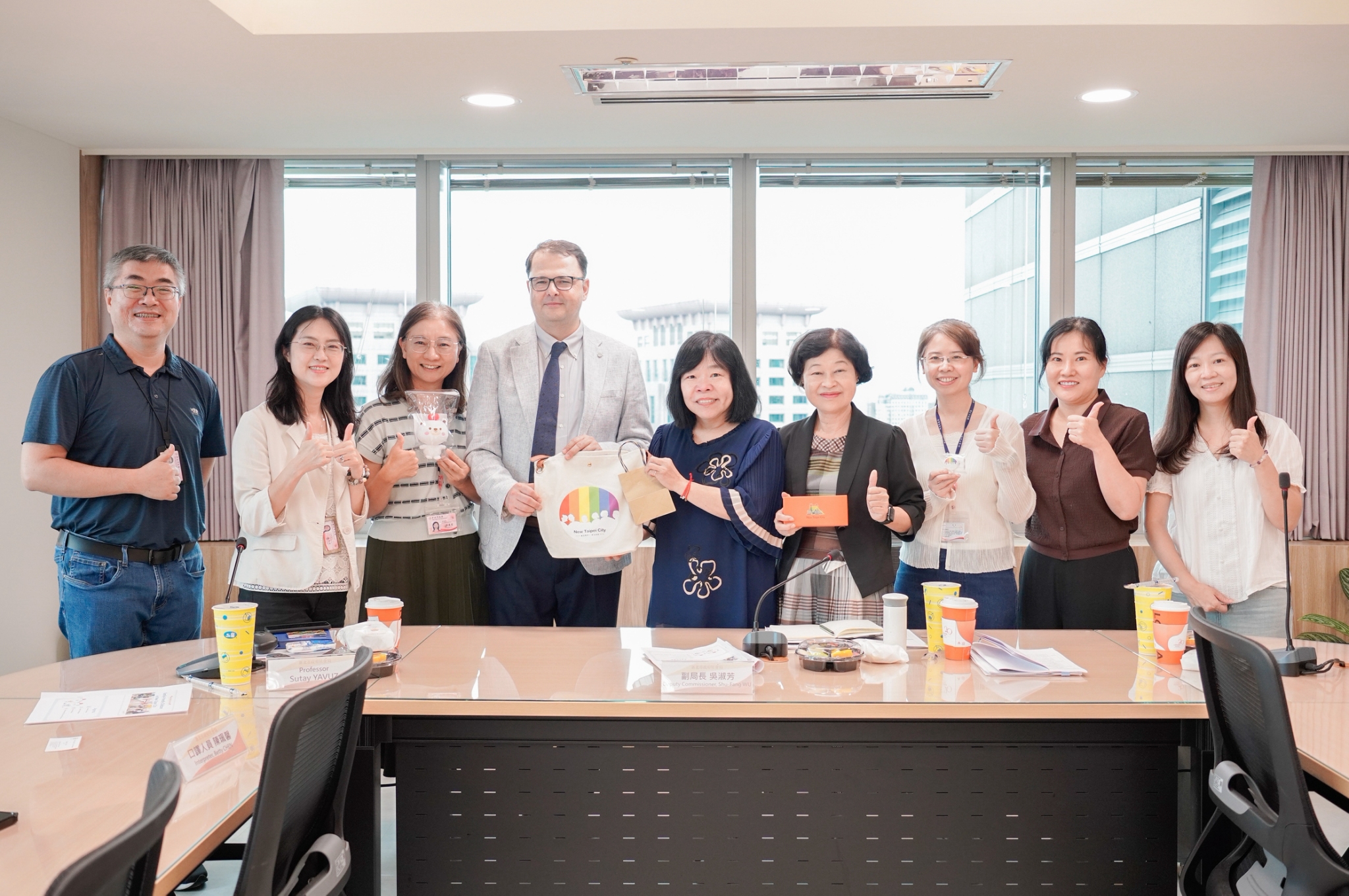 土耳其安卡拉大學人文社會科學院社會系人口政策專家Sutay+YAVUZ教授(左4),於日前拜訪新北市,由社會局副局長吳淑芳(中)和民政局代理主任秘書吳秀慈(右4)等人進行交流