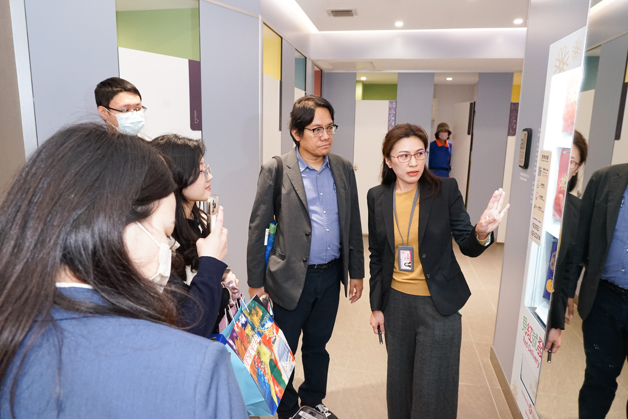 城市網（CityNet）訪團貴賓參觀市民廣場B1的性別友善廁所，並由本府秘書處同仁李仕勤（右1）介紹各項設施。.jpg