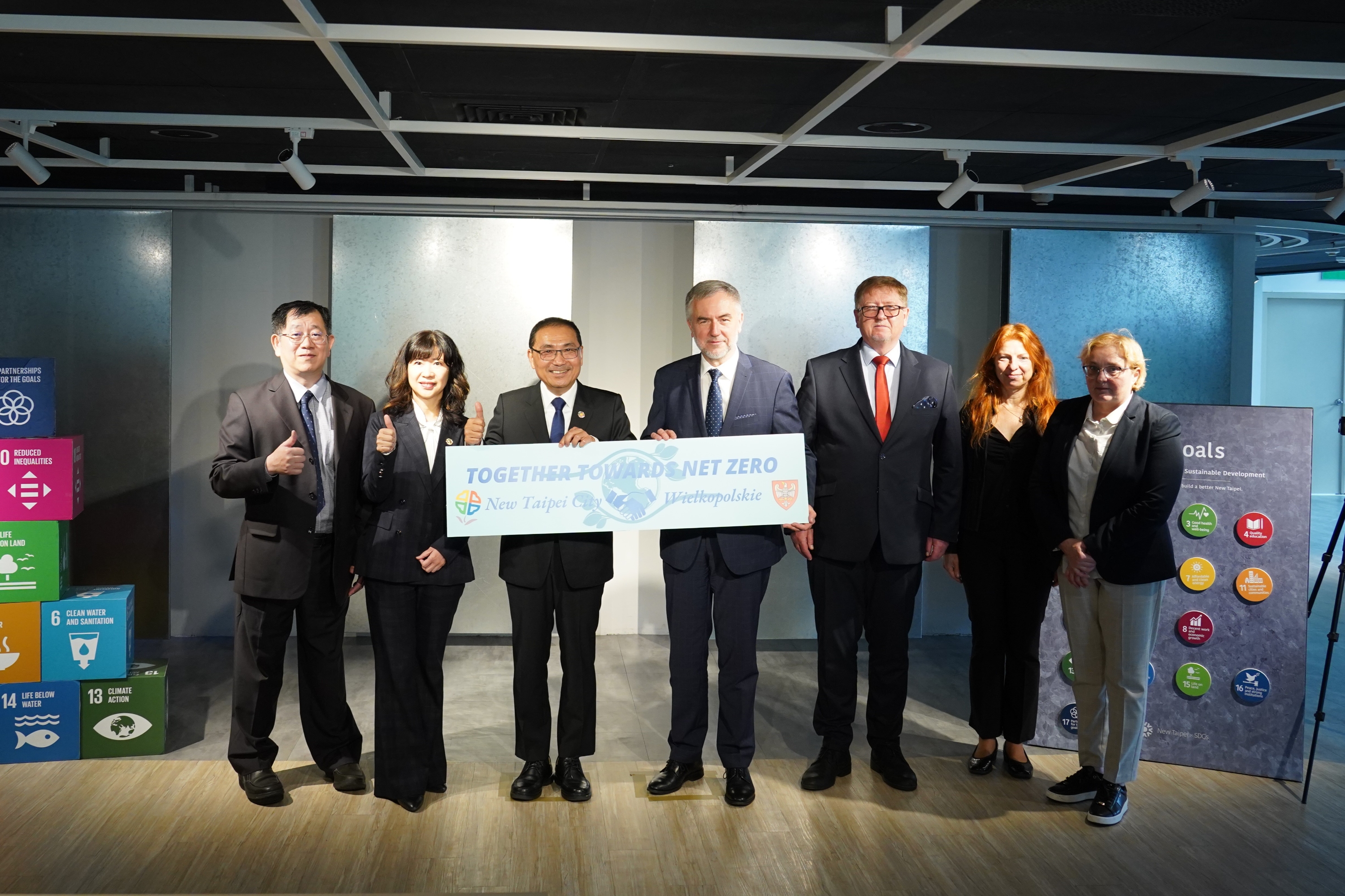 大波蘭省長Marek+Woźniak率團隊拜訪新北市政府合影(市長侯友宜(左3)、大波蘭地區省長馬雷克·沃茲尼亞克Marek+Woźniak(右4)