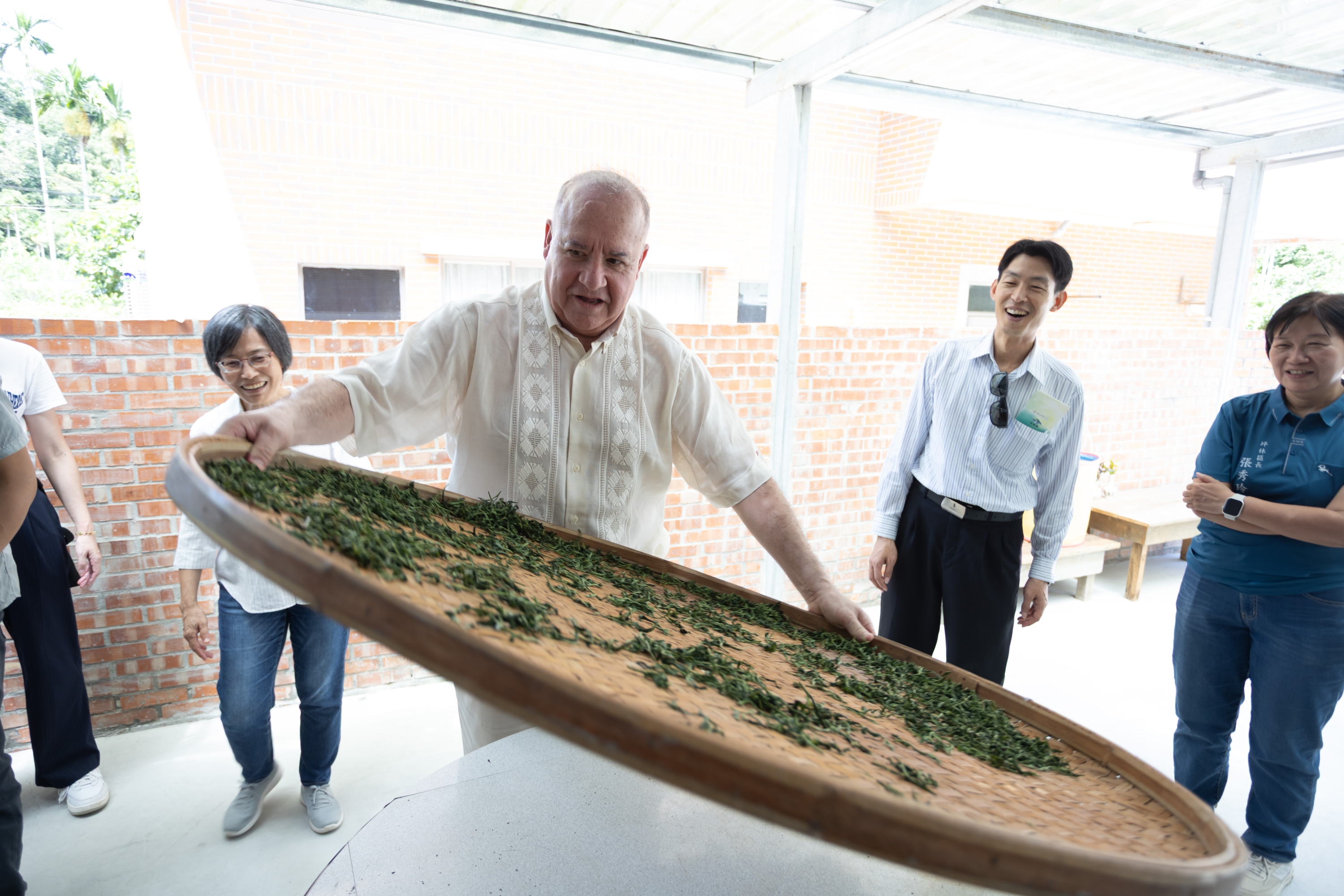 巴拉圭大使傅達耀體驗製茶過程