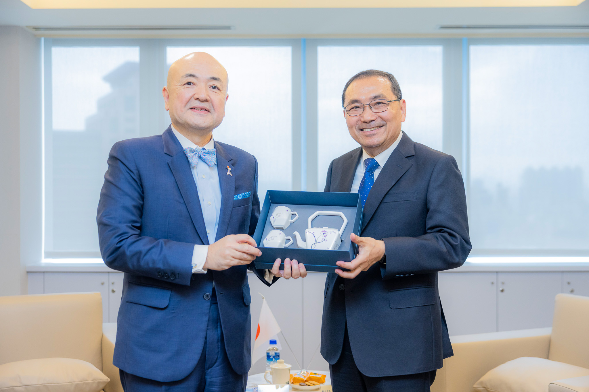 市長特別向片山和之代表介紹鶯歌陶瓷藝品。.jpg