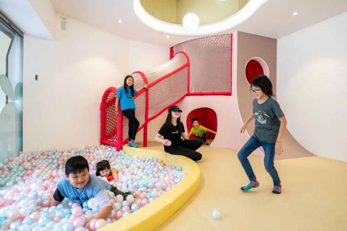 性教育主題兒童遊戲場攀爬網象徵輸卵管,而球池的彩色球代表卵子。.jpg