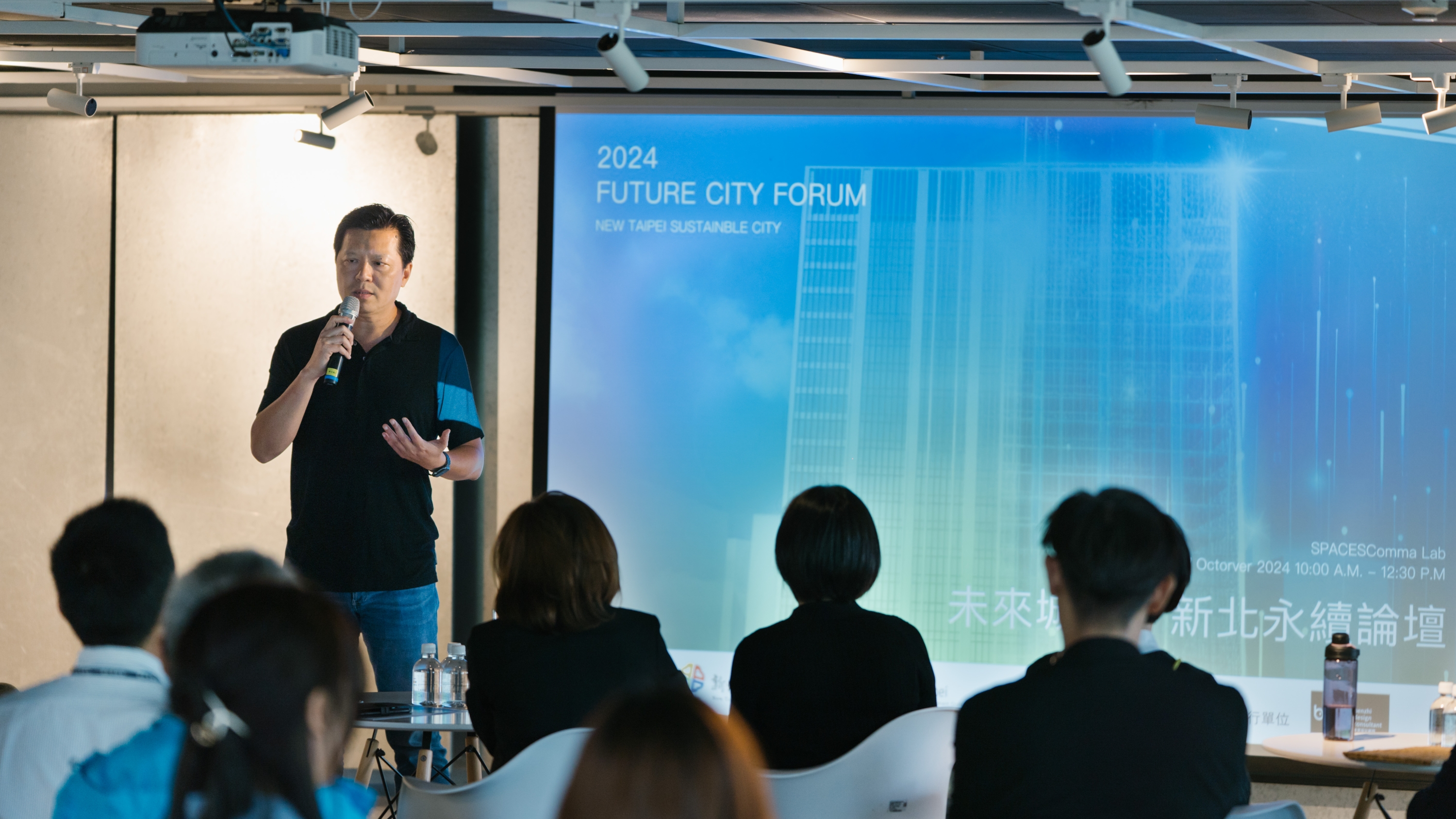 新北市政府朱惕之副市長在開場時強調設計在城市治理中的重要性,期許新北市第二行政中心能夠落實數位雙生模型、國際指標、碳中和等核心概念,提升新北市的國際影響力和城市品牌。