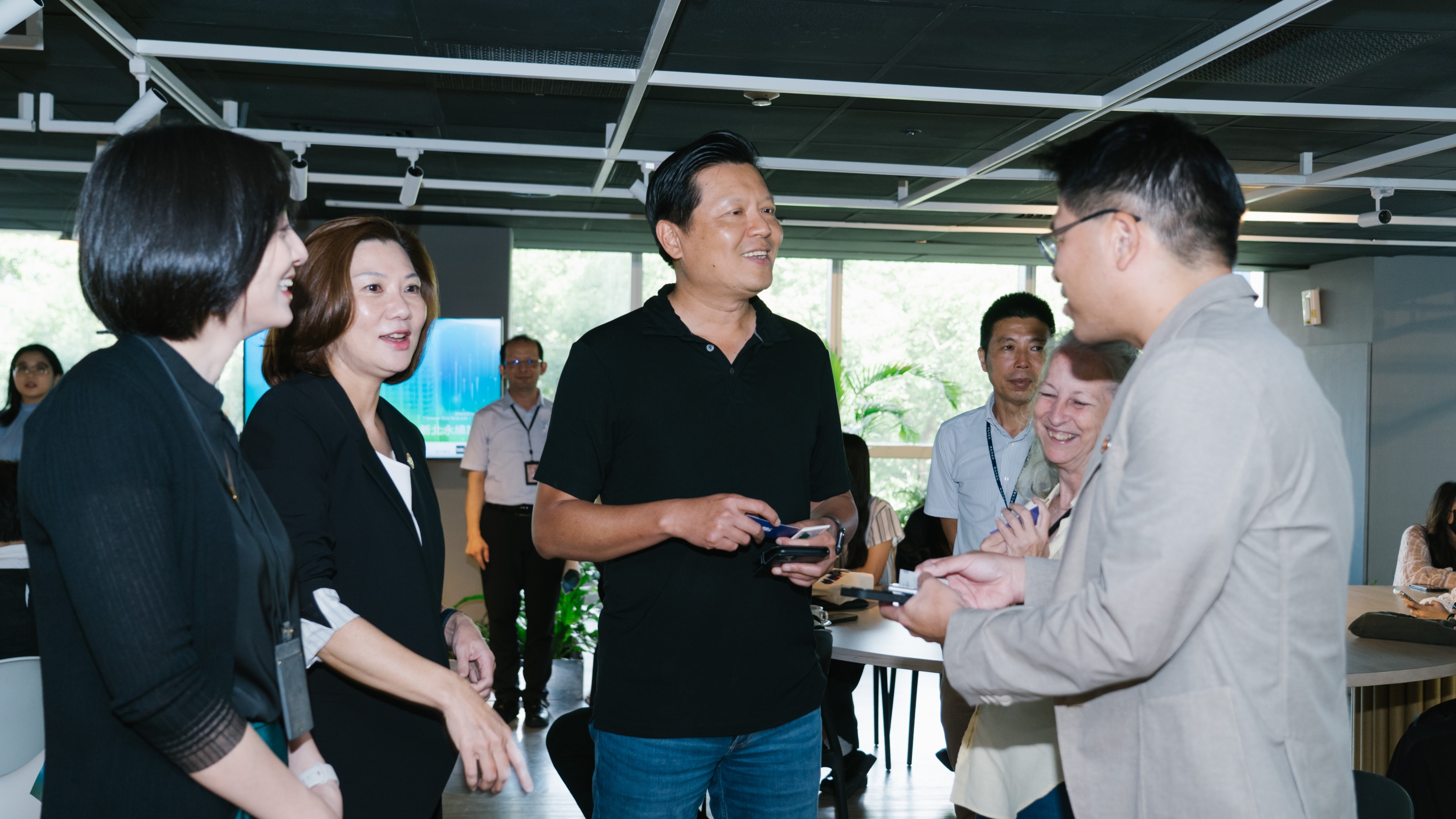 Deputy Mayor Chu Ti-chih (center) exchanges views with guests on urban sustainability before the forum.