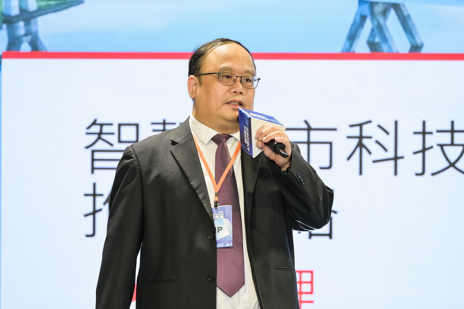 新北市政府資訊中心主任陳富添於論壇中深入剖析新北市「AI雙機房備援」與「數位孿生」的前瞻規劃