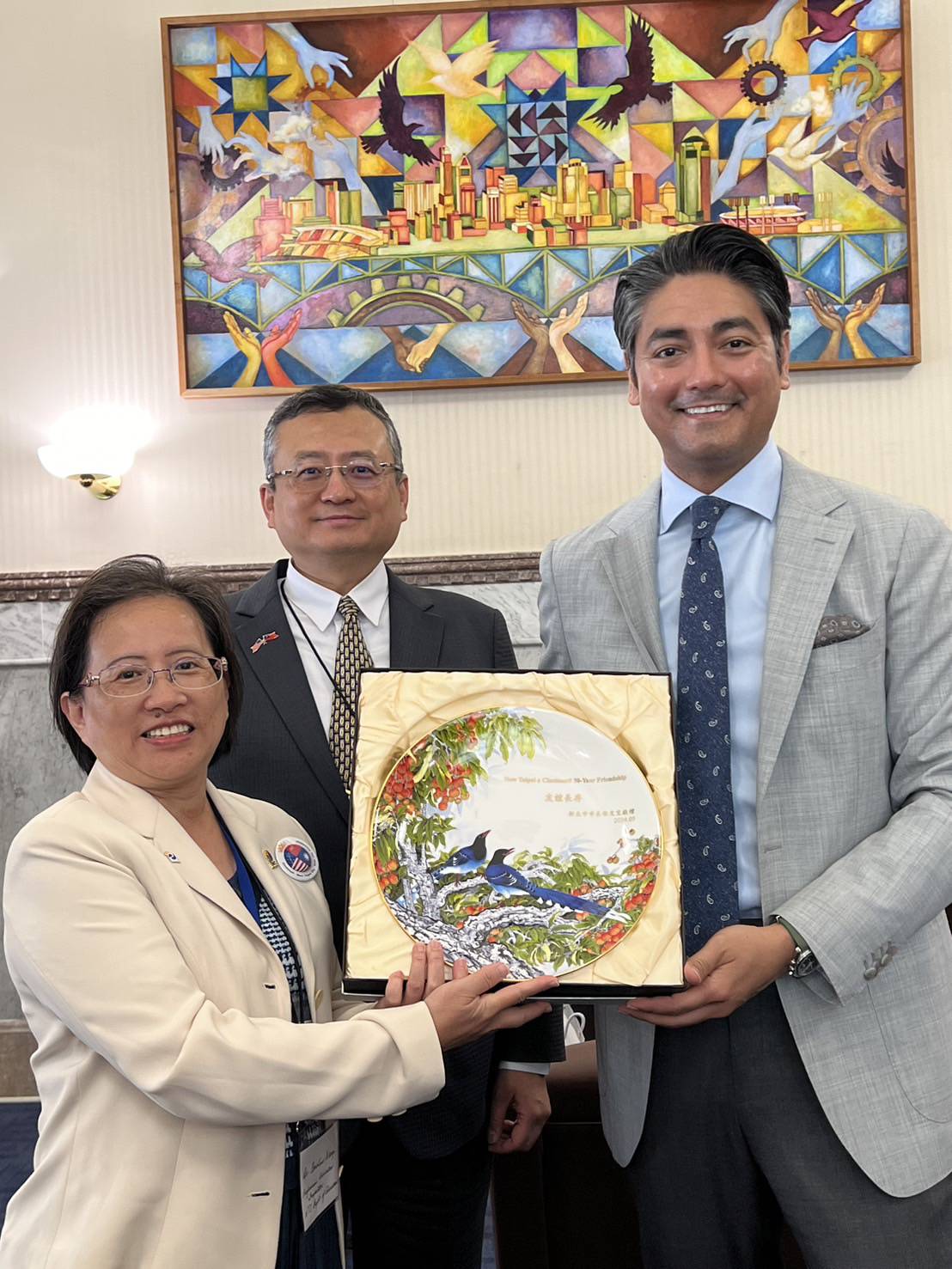 Dr. Wang Lu-lin (left), representing Mayor Hou, presents the 30th-anniversary commemorative porcelain plate to Mayor Aftab Pureval (right). In the center is Director-general Lei Yen-feng of the Taipei Economic and Cultural Office in Chicago.