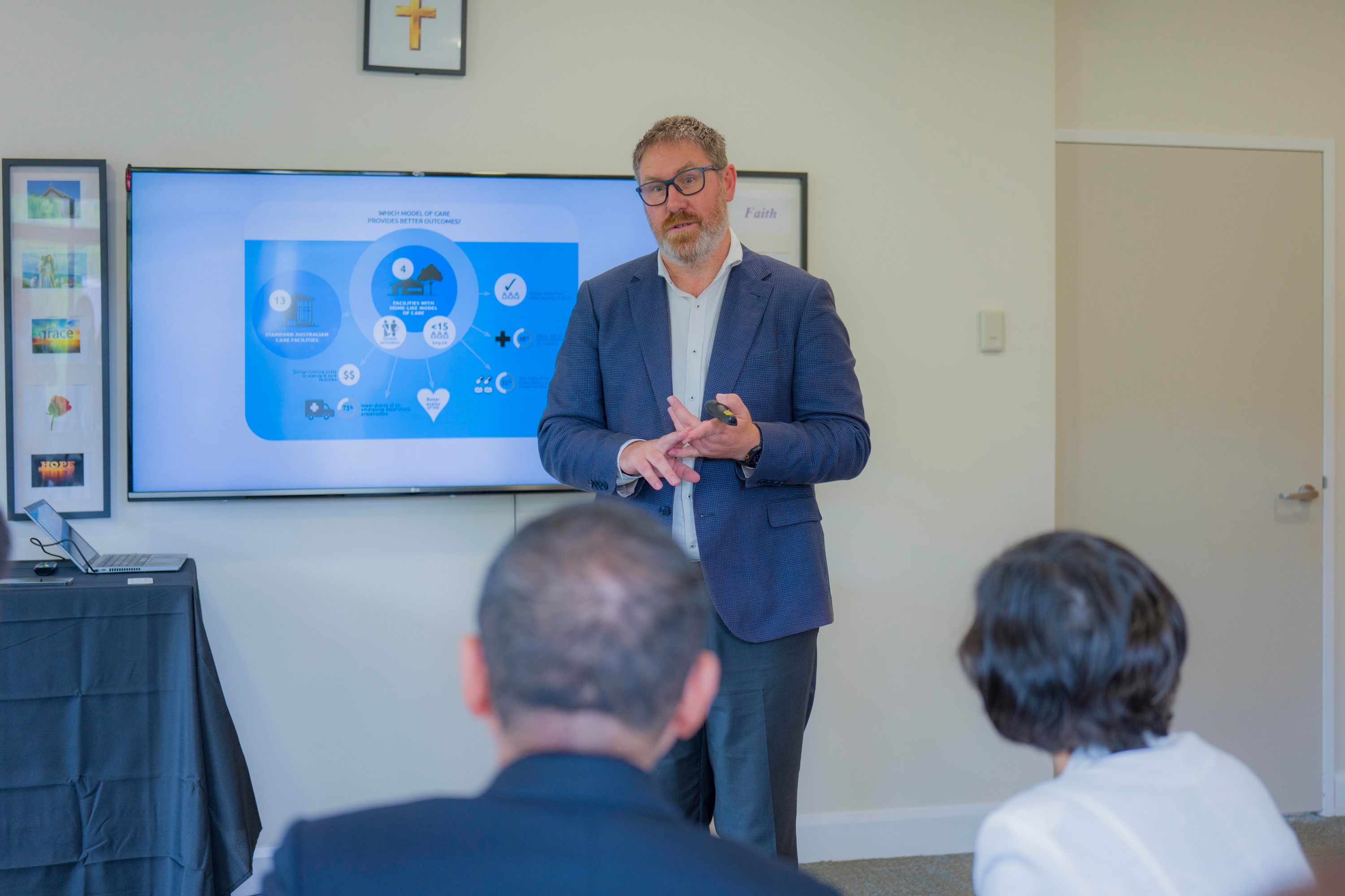 新北市長侯友宜率市府團隊赴澳洲雪梨參訪國際知名高齡與失智照護機構「漢蒙全方位照護公司」