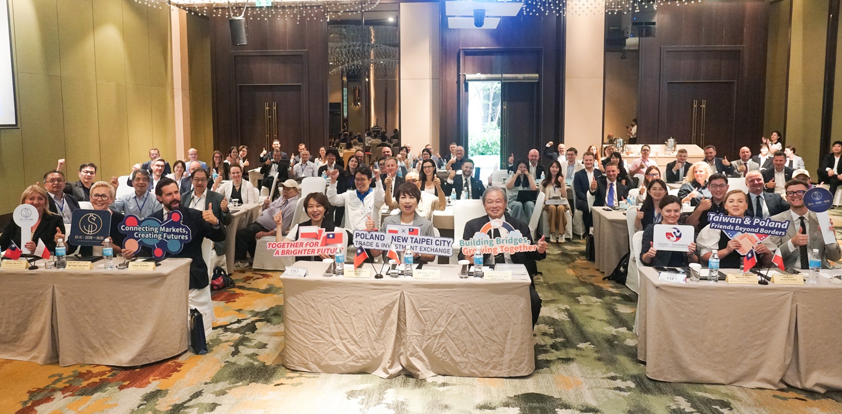 新北市電腦商業同業公會及新北市智慧城市產業聯盟舉辦「2026新北波蘭經貿合作交流會」，副秘書長龔雅雯出席致意，與波蘭代表交流