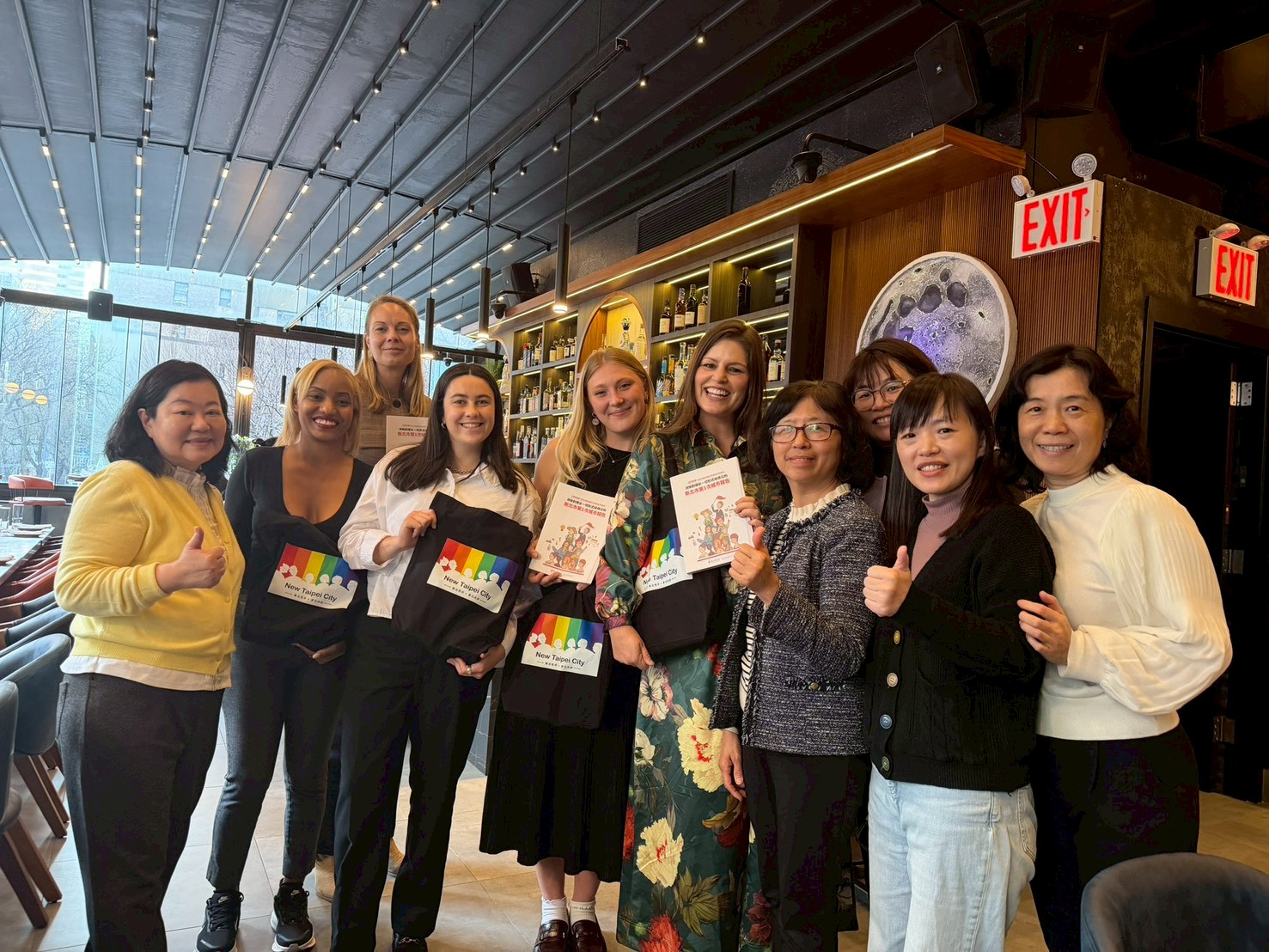 新北社會局副局長許秀能(右3)於交流中贈送新北市CEDAW城市報告給與會人士