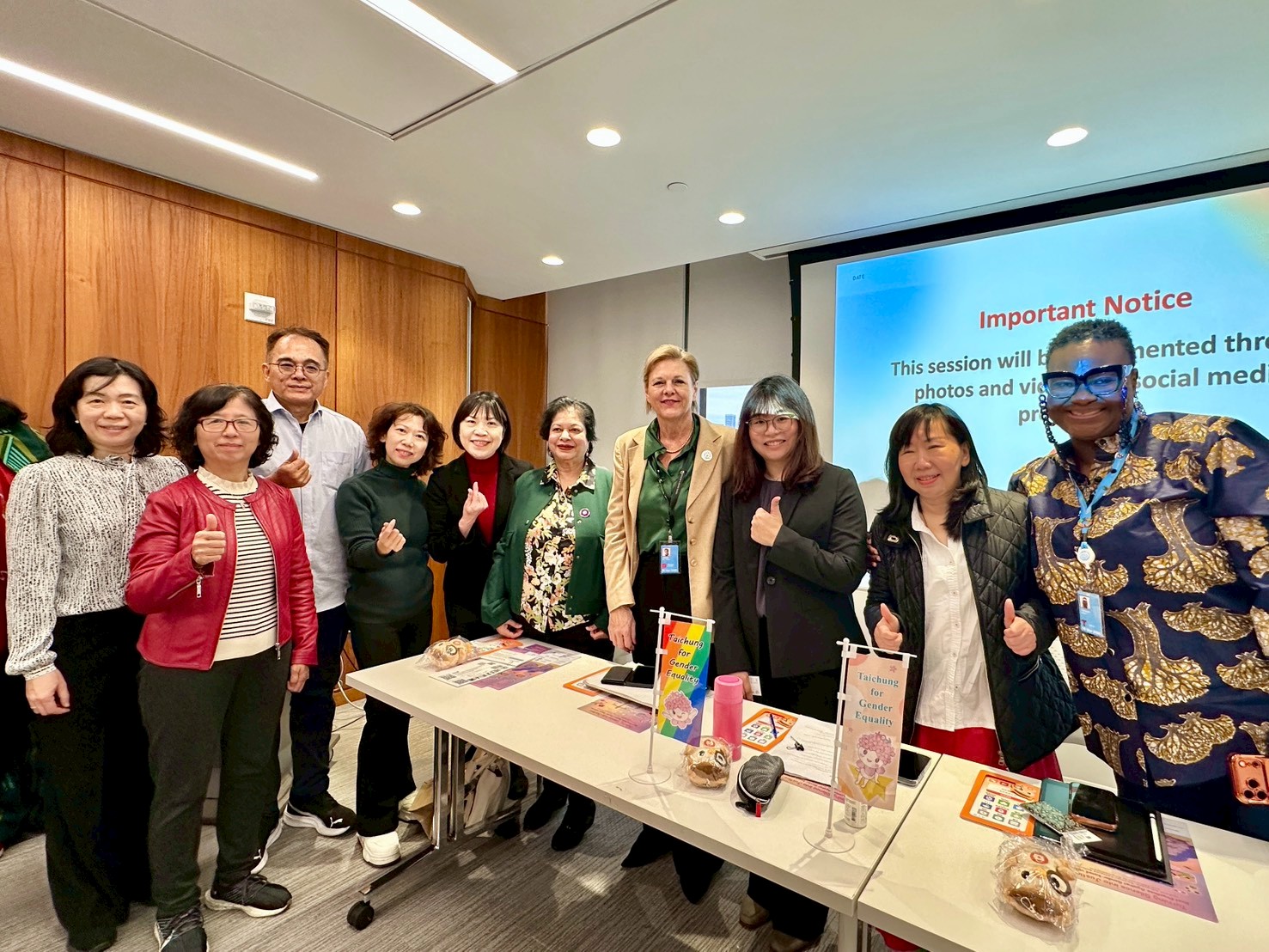 新北社會局副局長許秀能(左2)及社工督導錢淑真(右3)，與論壇與談者於會前合影