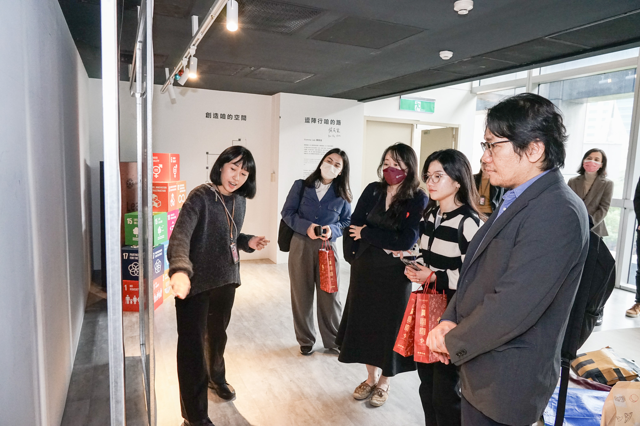 本府由秘書處同仁彭苡蘋（左1）向城市網（CityNet）訪團貴賓介紹市府3樓逗點實驗室的設計理念。.jpg