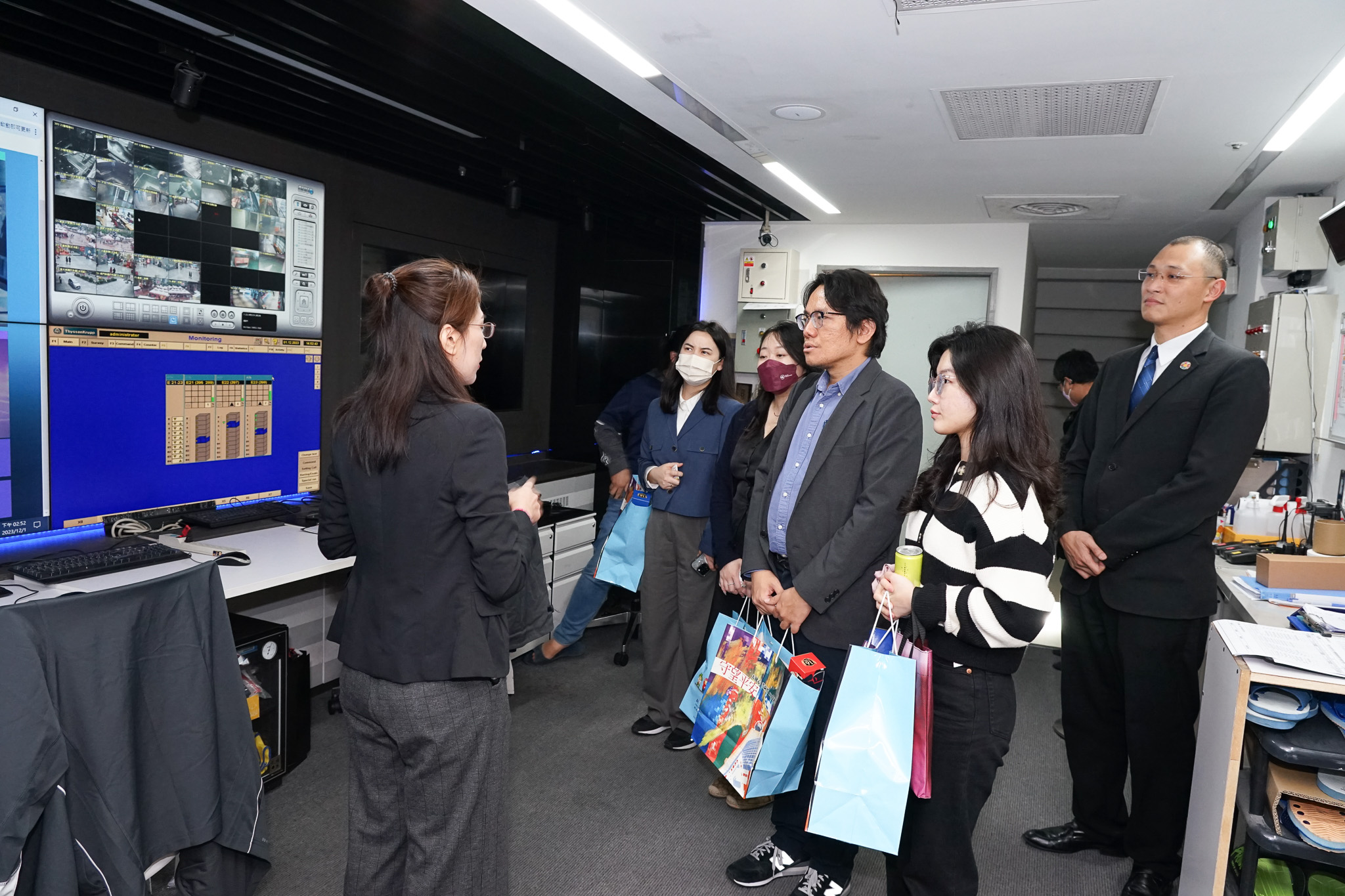 本府秘書處向城市網（CityNet）訪團貴賓介紹市府大樓的智能管理中心。.jpg