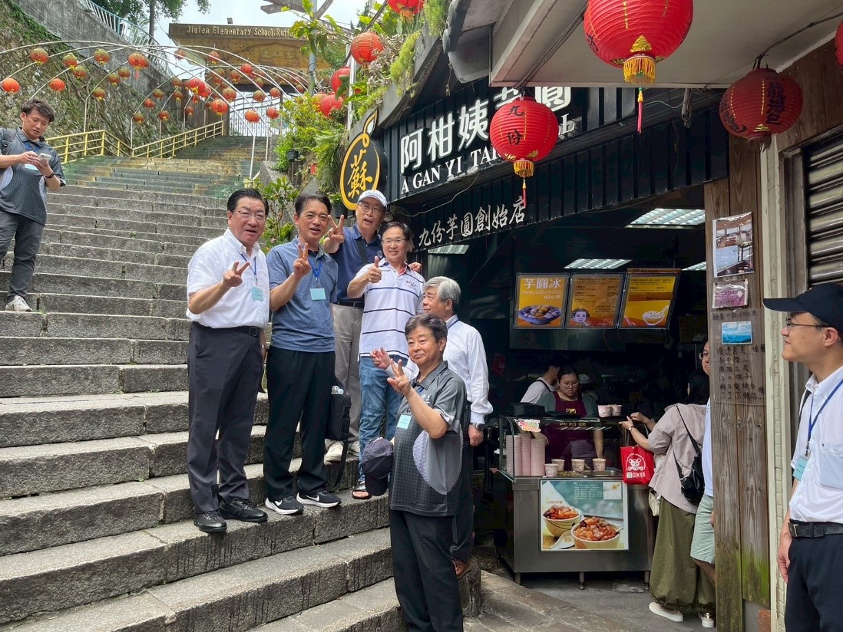 Banqiao District Executive Chen Che-chang (center) leads Japanese guests on a tour of Jiufen Old Street.