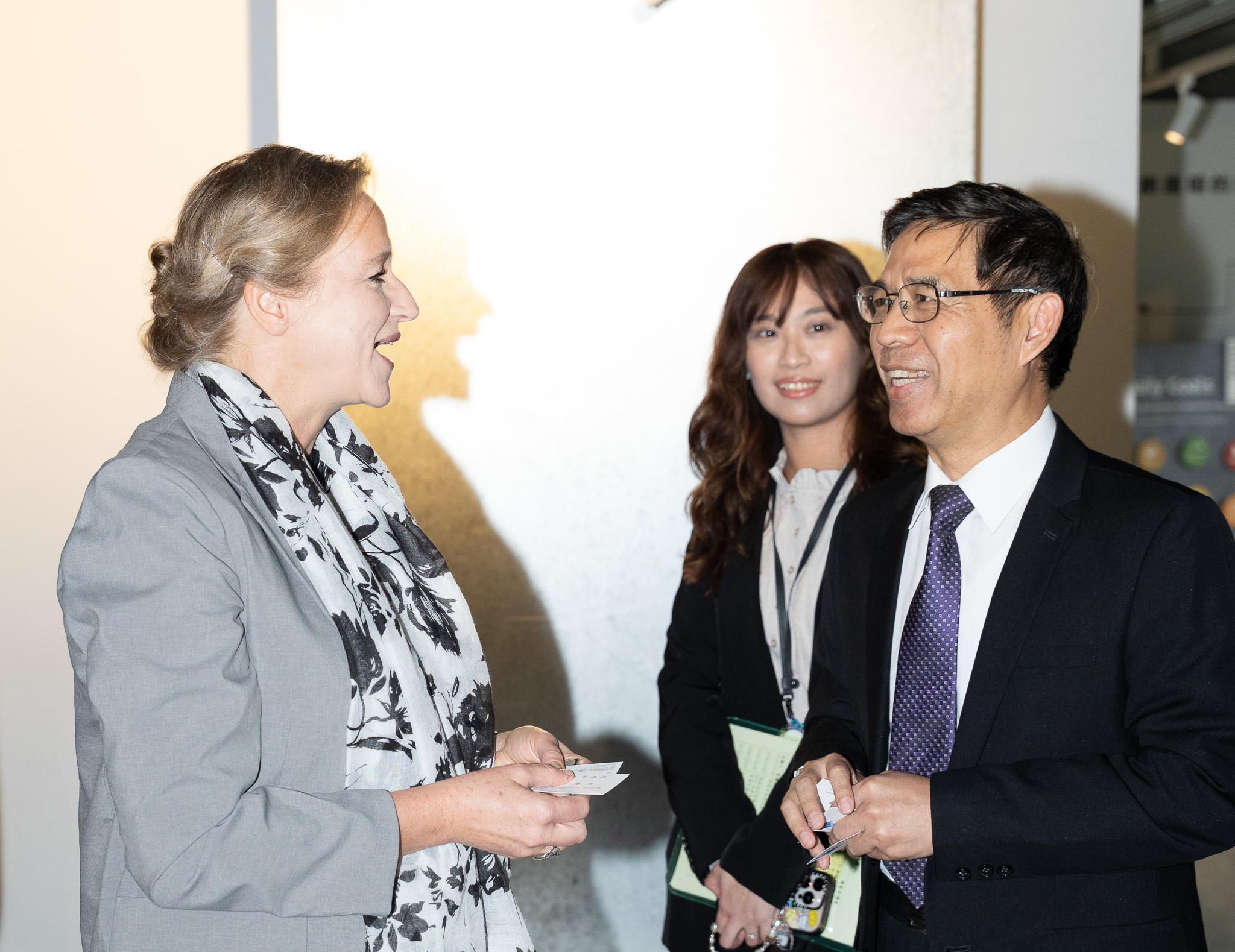 Deputy Secretary-General Ke Ching-chung (right) exchanges greetings with Representative Helena Reitberger of Sweden (left).