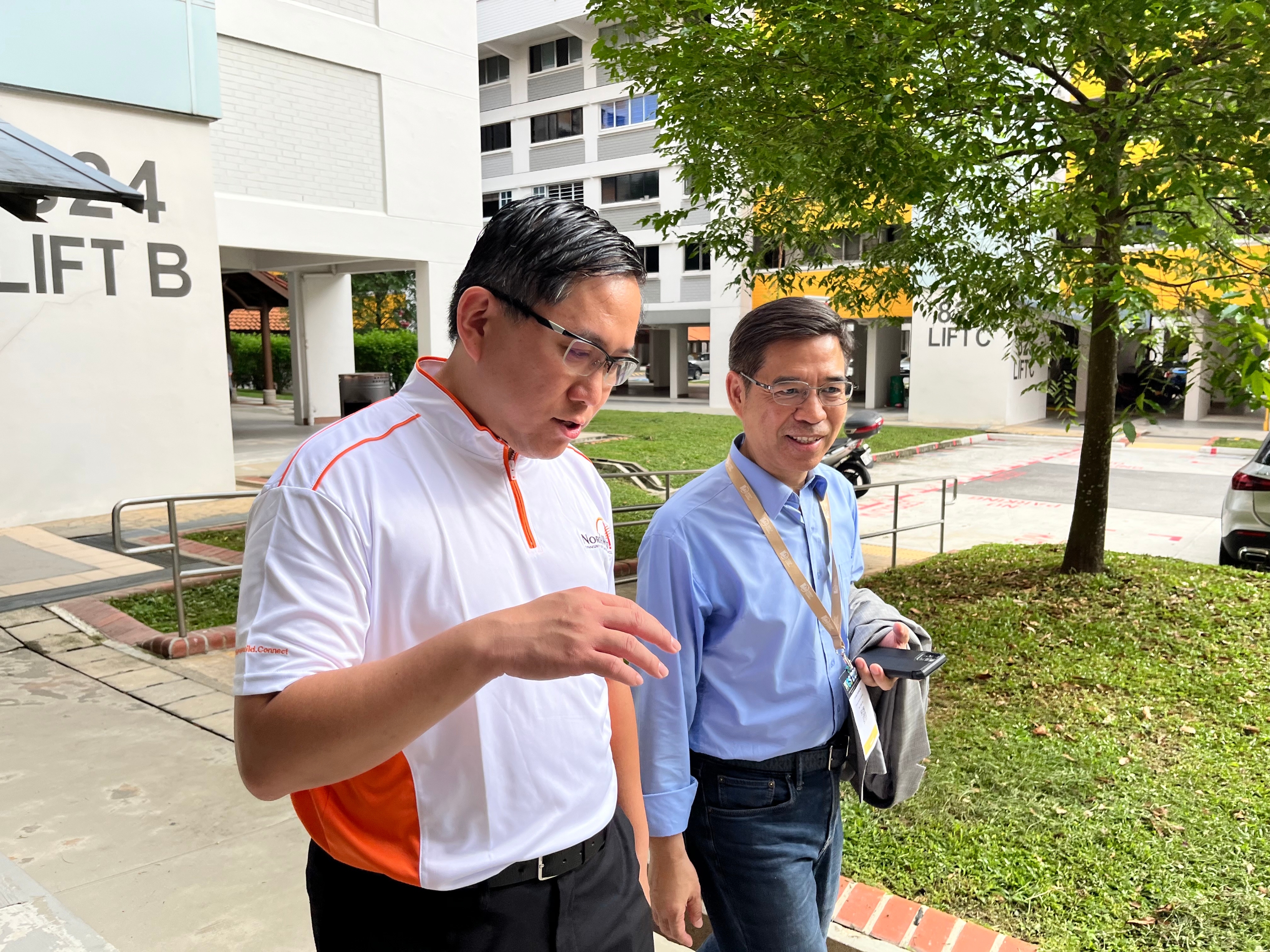 Deputy Secretary-general Ke exchanges views with Alex Yam, Mayor of Singapore’s North West District