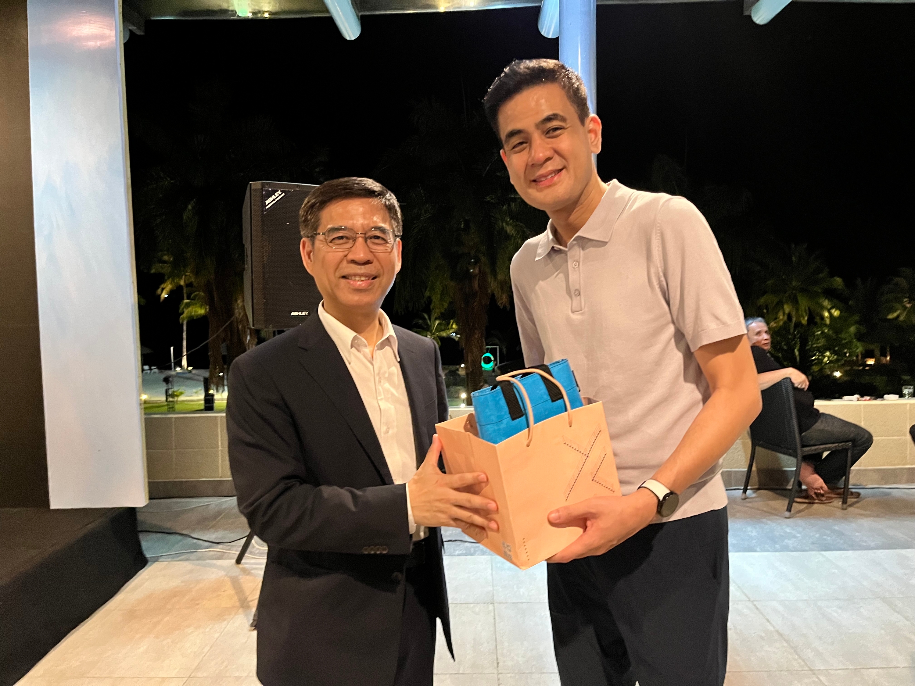 Deputy Secretary-general Ke with Dakila Carlo Cua, Governor of Quirino Province, Chair of the Union of Local Authorities of the Philippines (ULAP), and President of UCLG ASPAC