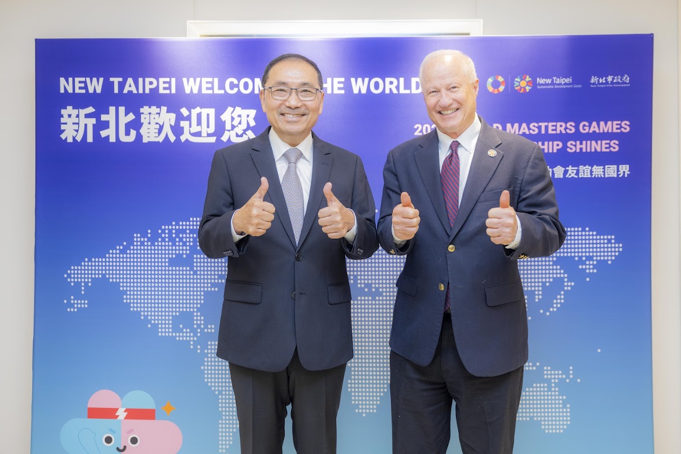 Mayor Coffman (right) praises New Taipei City’s industry, academia, and government cooperation.