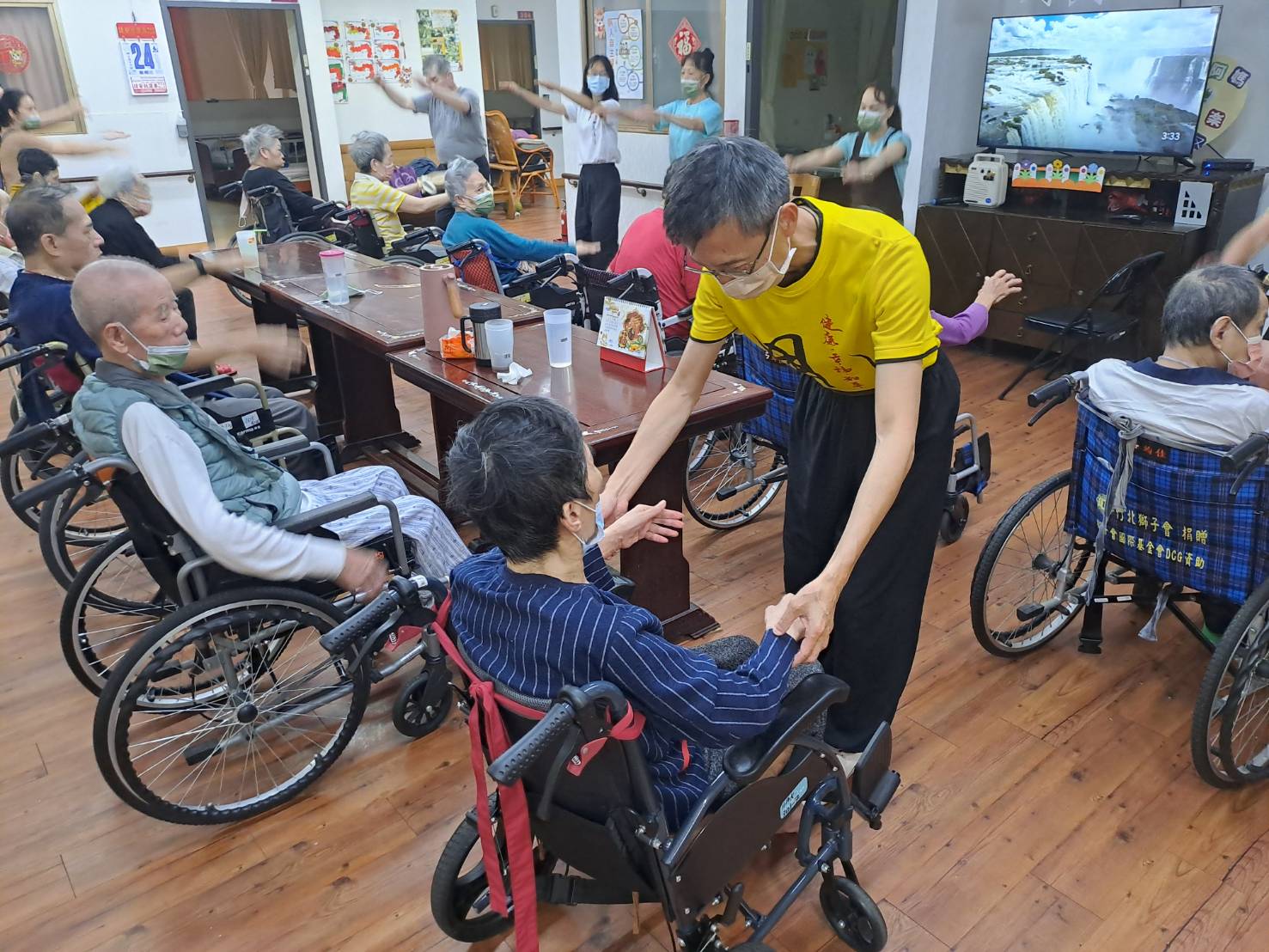 長照機構中的長者練習梅門平甩功