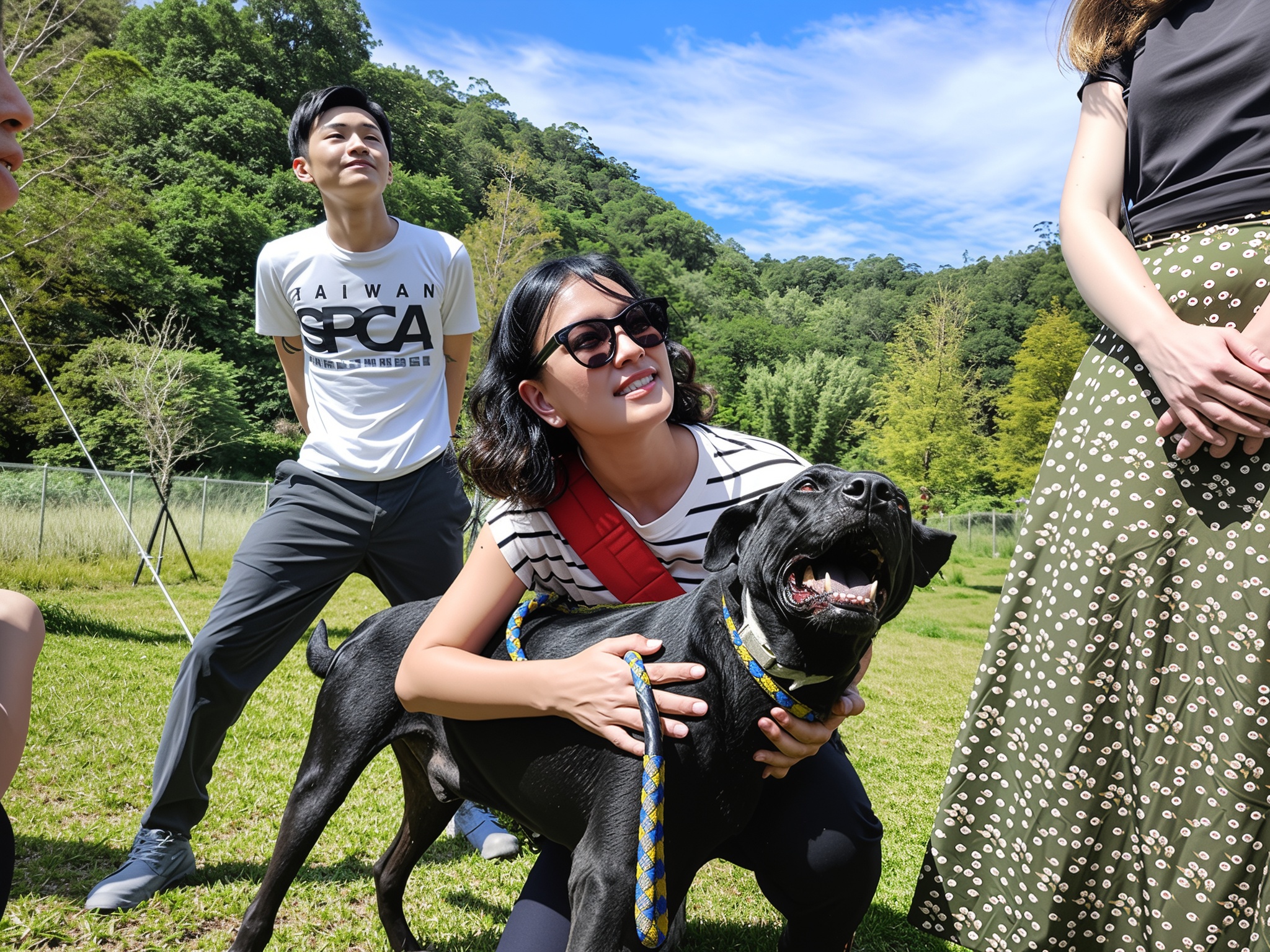 泰國經濟貿易辦事處外交官員擁抱犬隻期許它能更快認養出去