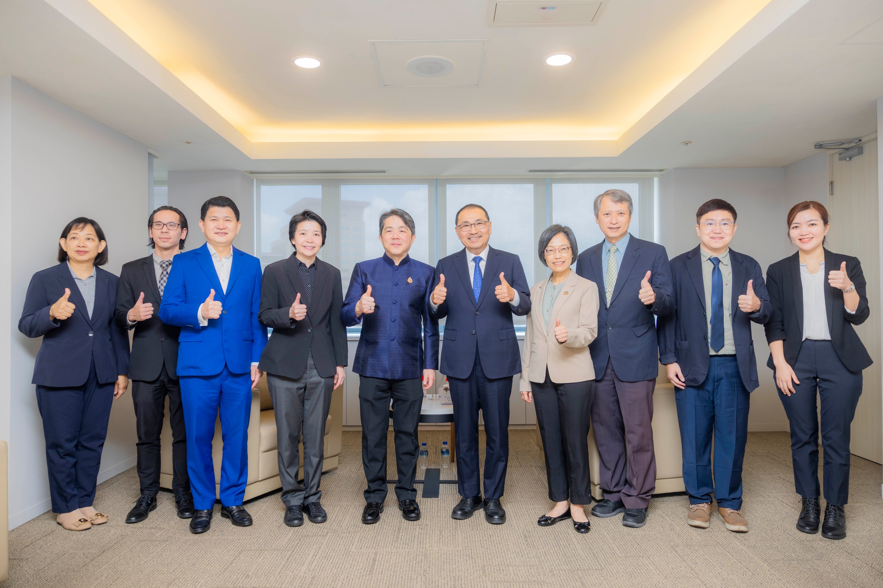 泰國貿易經濟辦事處文那隆代表率團蒞府拜會