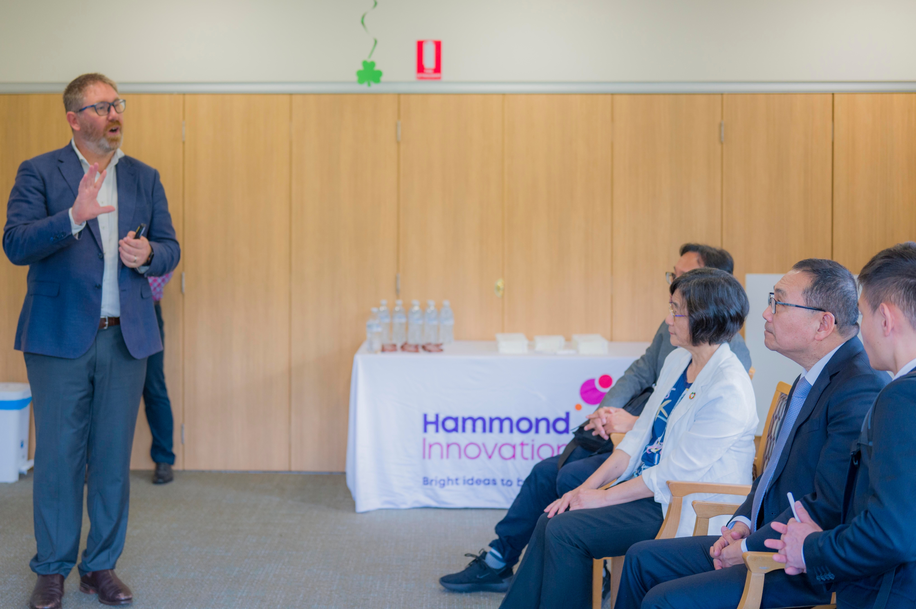 漢蒙公司透過「生活化照護」與「環境支持」的理念，讓失智者能在熟悉且具社會互動的環境中維持生活尊嚴