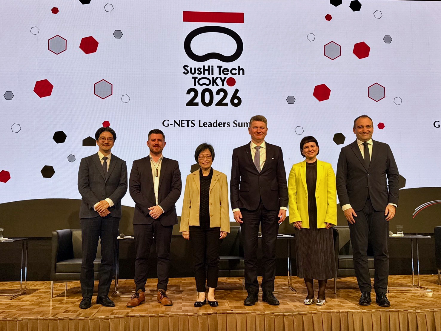 祝惠美處長(左三)與奧克蘭、里加、塔圖和杜林等城市代表同場發表演說