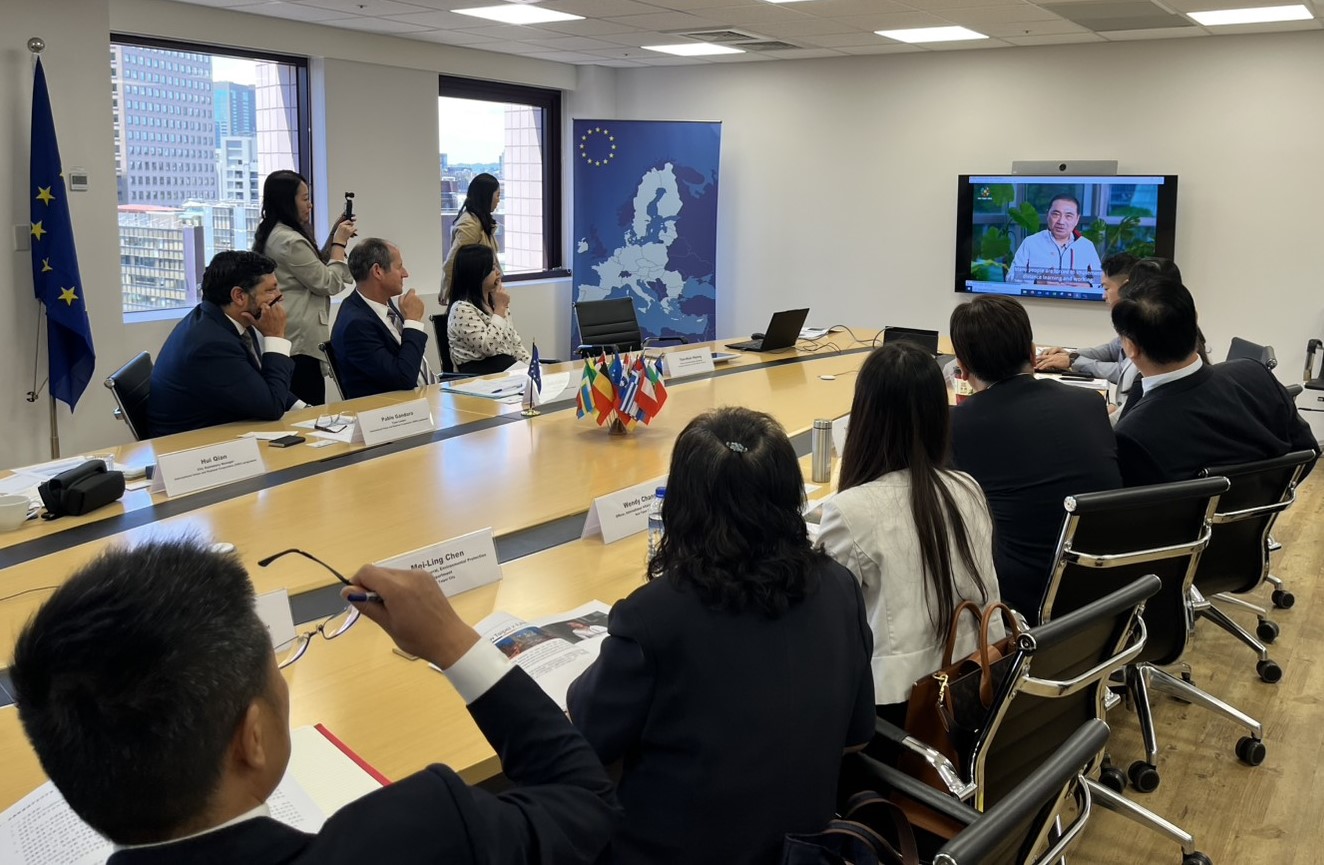 Secretariat staff introduce New Taipei’s sustainability initiatives.