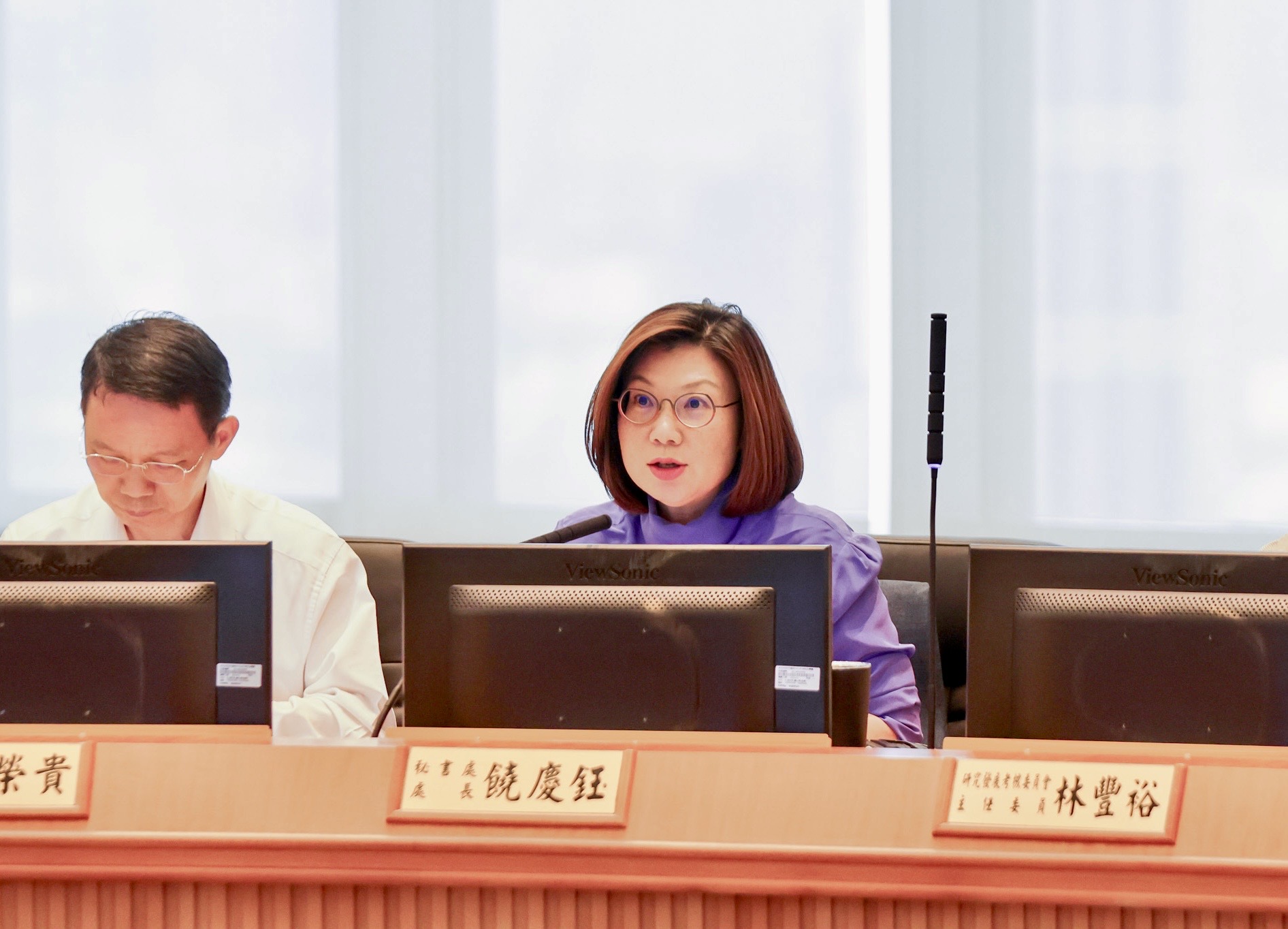 秘書處處長饒慶鈺今(9)日於市政會議專題簡報中，展現四年多來在城市外交和永續、性平推動成果。.jpg